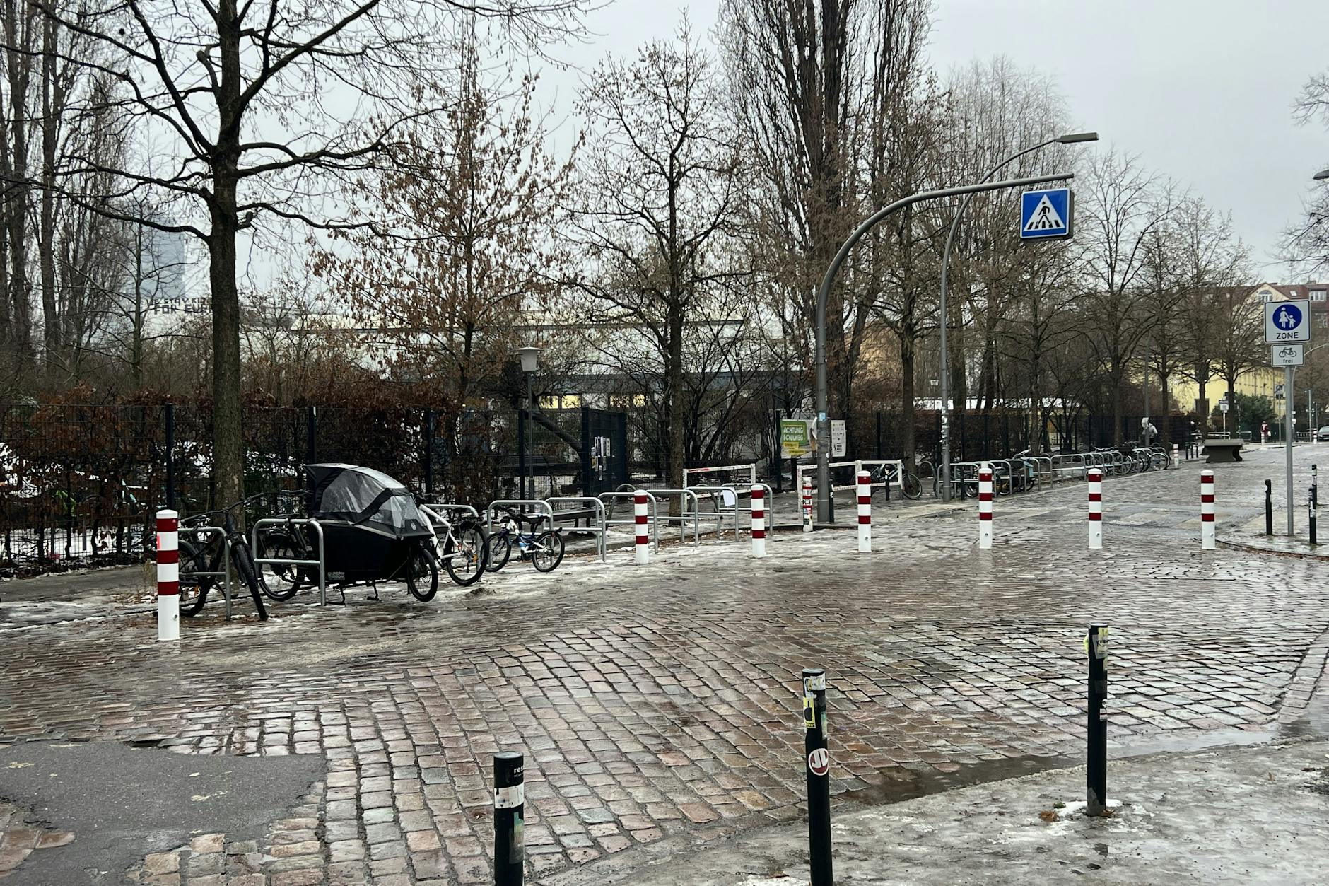 Die Schulzone vor der Modersohn-Grundschule. Bänke und Blumenkübel sollen folgen. Eine Tischtennisplatte ist schon da (siehe rechts hinten).