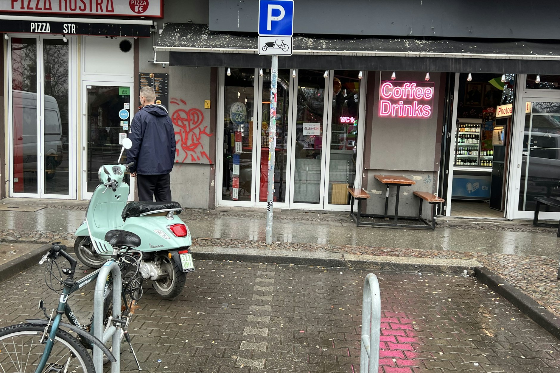 In der Revaler Straße dürfen statt Autos hier nur Lastenräder parken. Die Realität sieht anders aus. 