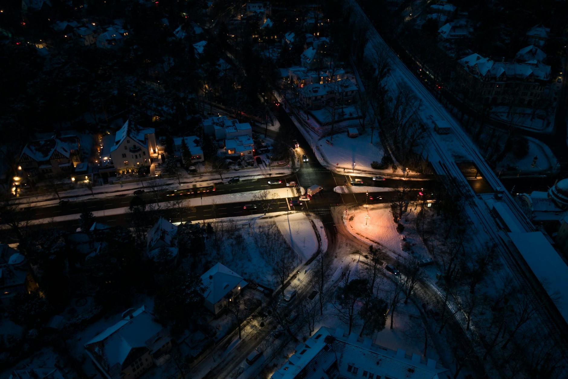 Drohnenansicht vom Mexikoplatz in Berlin Zehlendorf während des Stromausfalls.