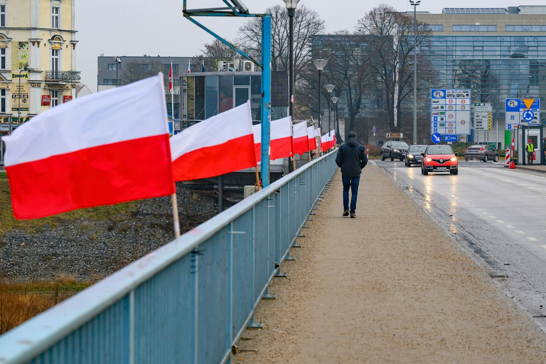 Mehrere polnische Nationalflaggen wehen auf polnischer Seite des deutsch-polnischen Grenzübergangs Stadtbrücke von Frankfurt (Oder) nach Slubice.
