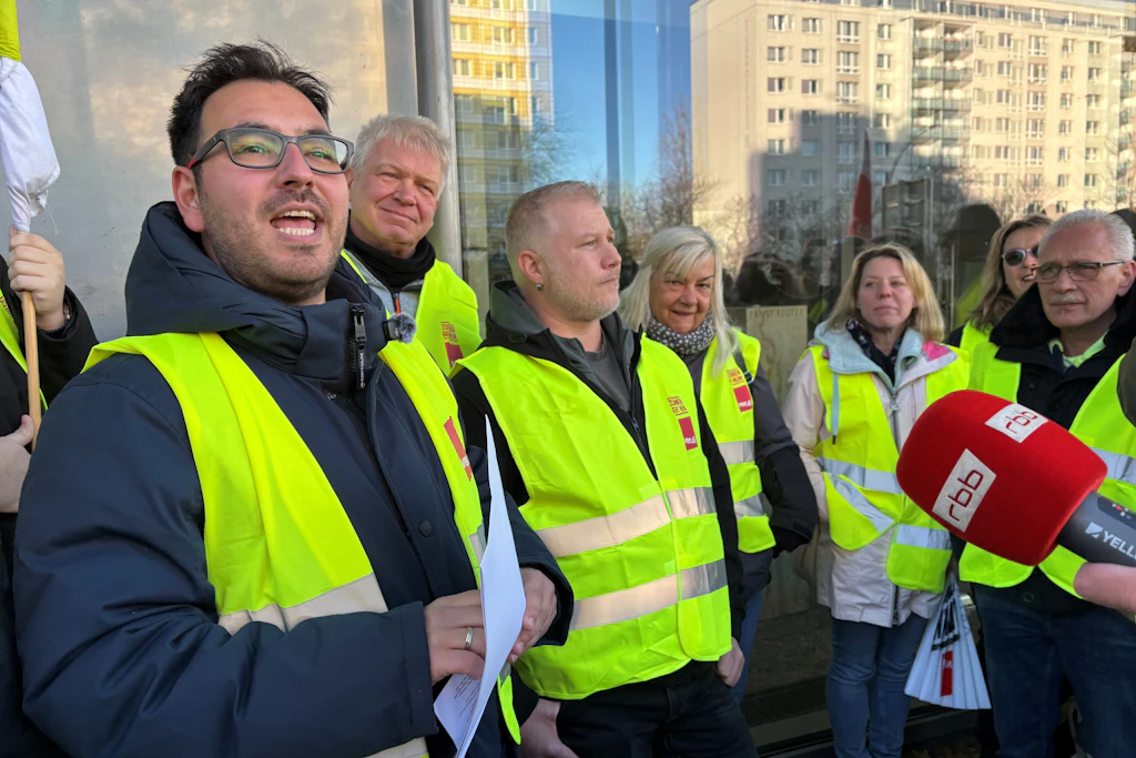 Der nächste Tarifkonflikt bei den Berliner Verkehrsbetrieben (BVG) hat begonnen: Verdi-Verhandlungsführer Serat Canyurt (l.) mit Mitstreitern vor der Hauptverwaltung in Mitte. Ende November 2025 übergaben sie der Arbeitgeberseite ihre Forderungen.