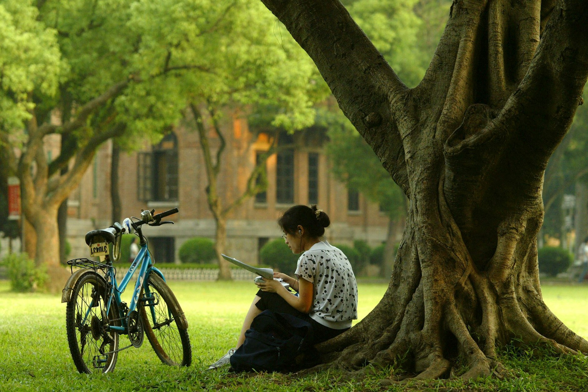 Eine Studentin auf dem Campus-Gelände der Sun Yat-sen Universität in Guangzhou