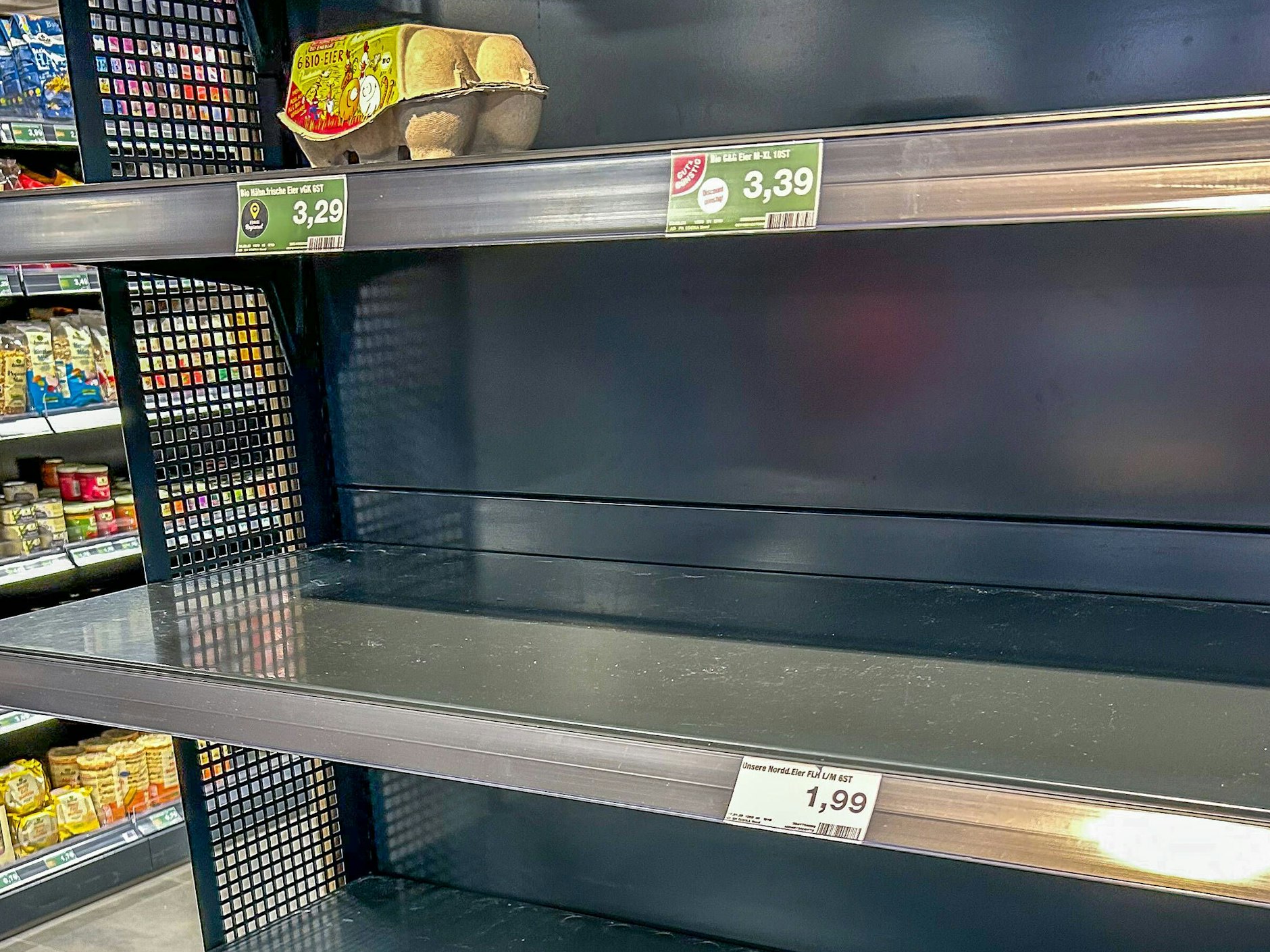 Leere Regale: In vielen Supermärkten gibt es jetzt Lieferschwierigkeiten bei Eiern. Und die, die es gibt, sind teurer als vor der Vogelgrippe.  