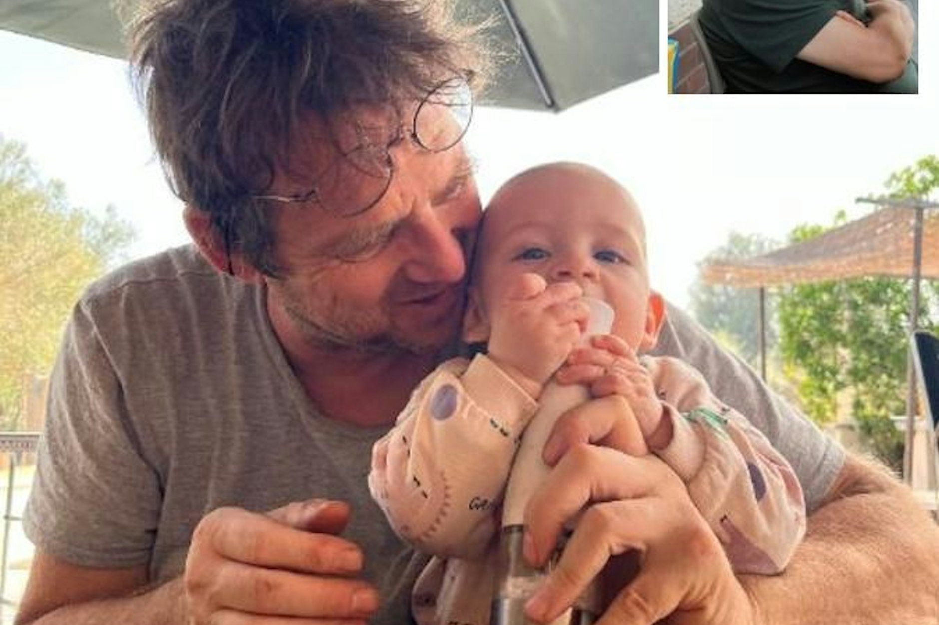 Oliver mit einem seiner Enkelkinder und seiner Frau (kl. Foto).