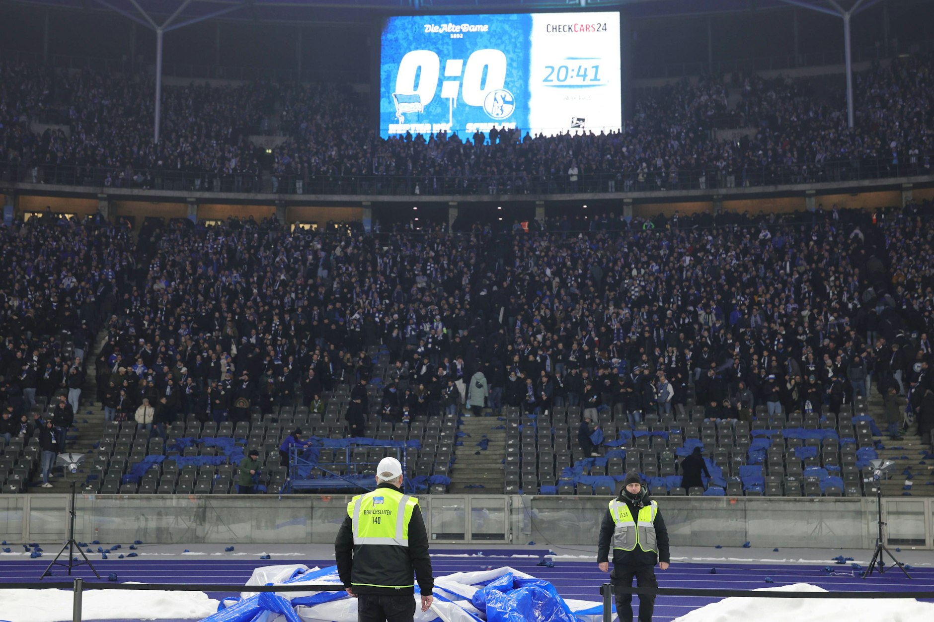 In der 20 Minute verließ die organisierte Fanszene von Hertha aus Protest das Stadion und hinterließ eine halbleere Ostkurve.