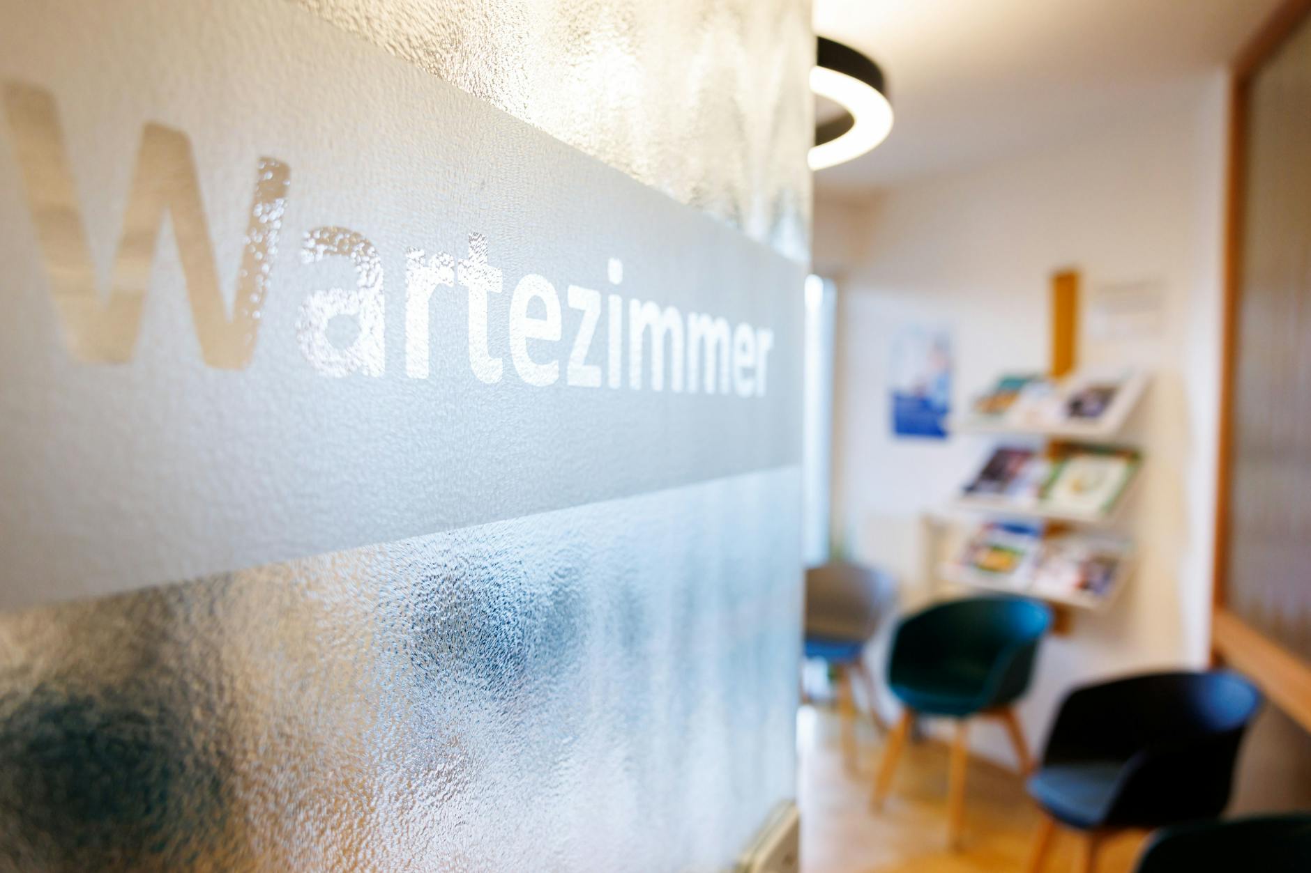 Viele Menschen sparen sich den Weg zum Arzt und ins Wartezimmer