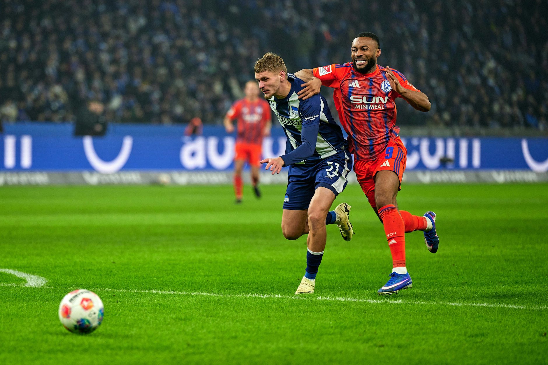 Umkämpft: Marton Dardai und Hertha BSC lieferten sich ein hartes Duell mit Moussa Sylla und dem FC FC Schalke 04.