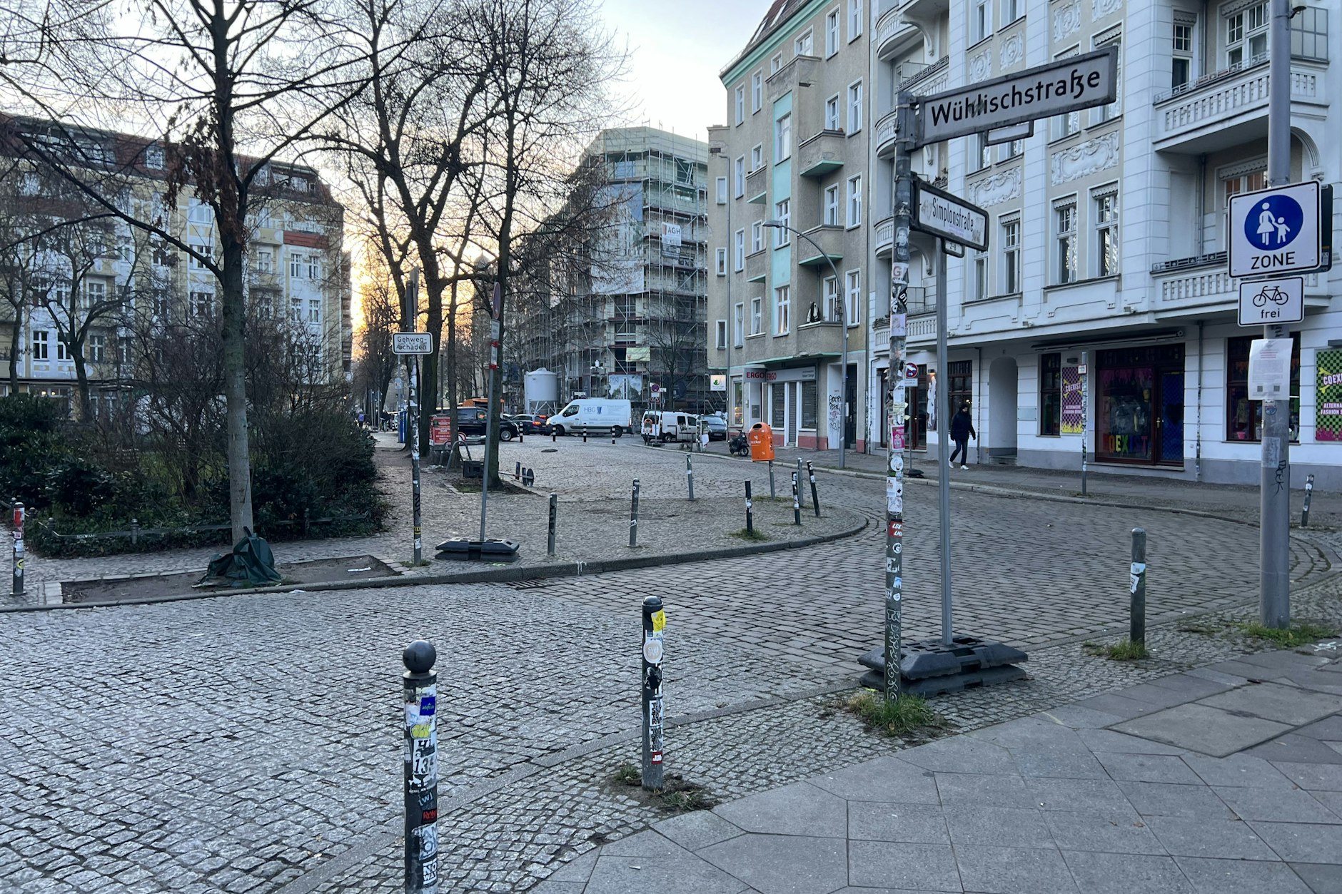 Die Simplonstraße ist seit Dezember 2025 zwischen Dirschauer Straße und Wühlischstraße eine Fußgängerzone.