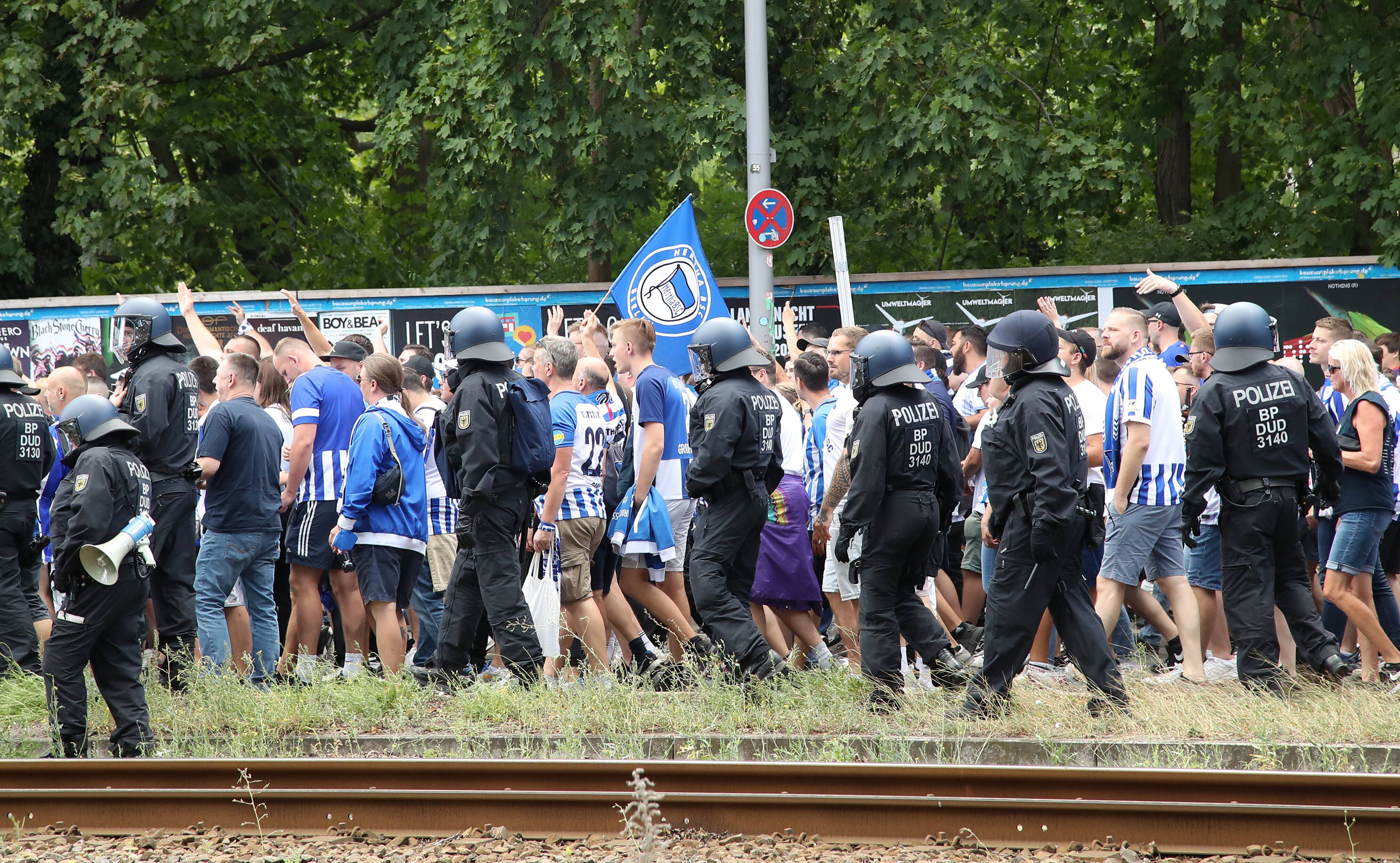 Fans klagen Polizei wegen Hausdurchsuchungen an