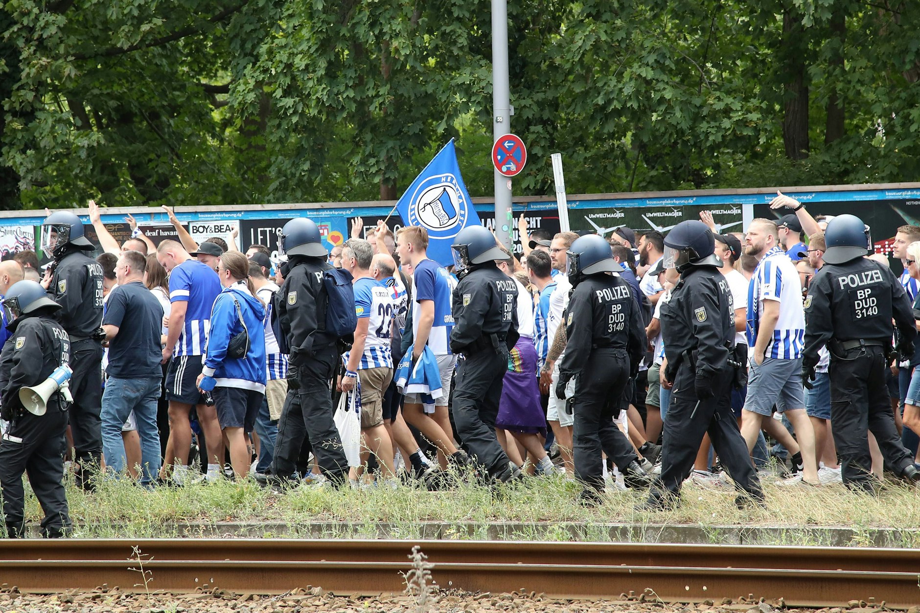 Die Polizei überwacht Hertha-Fans beim Gang zum Stadion. Doch jetzt gab es sogar Hausdurchsuchungen. 