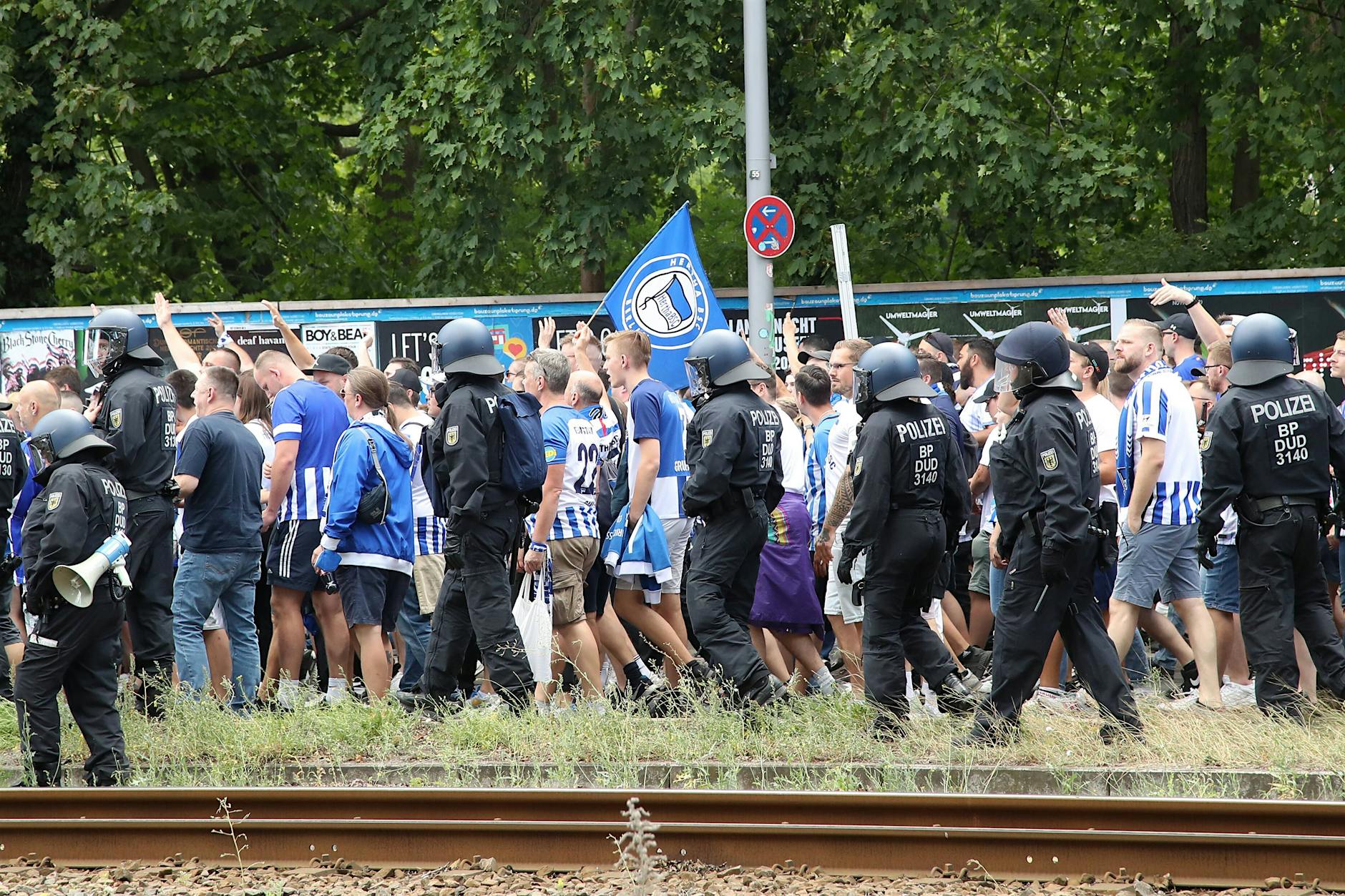 Fans klagen Polizei wegen Hausdurchsuchungen an