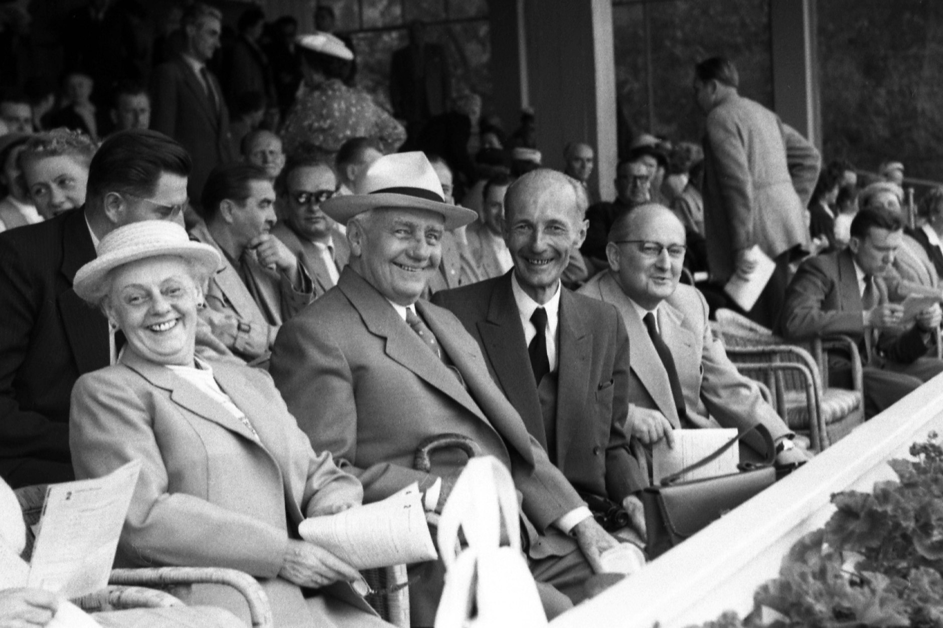 Wilhelm Pieck (2.v.l.) als Gast auf der Galopprennbahn in Hoppegarten im Jahr 1956