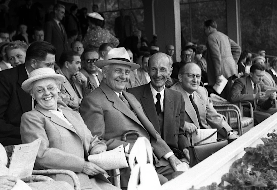 Wilhelm Pieck (2.v.l.) als Gast auf der Galopprennbahn in Hoppegarten im Jahr 1956