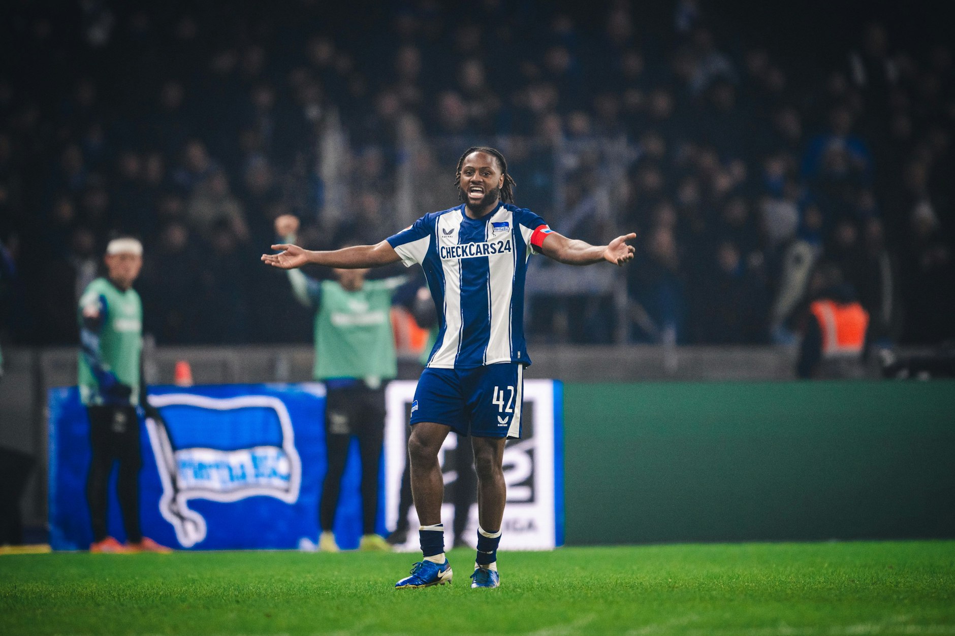Deyovaisio Zeefuik von Hertha BSC motiviert die Fans während des Spiels zwischen Hertha BSC und FC Schalke 04.