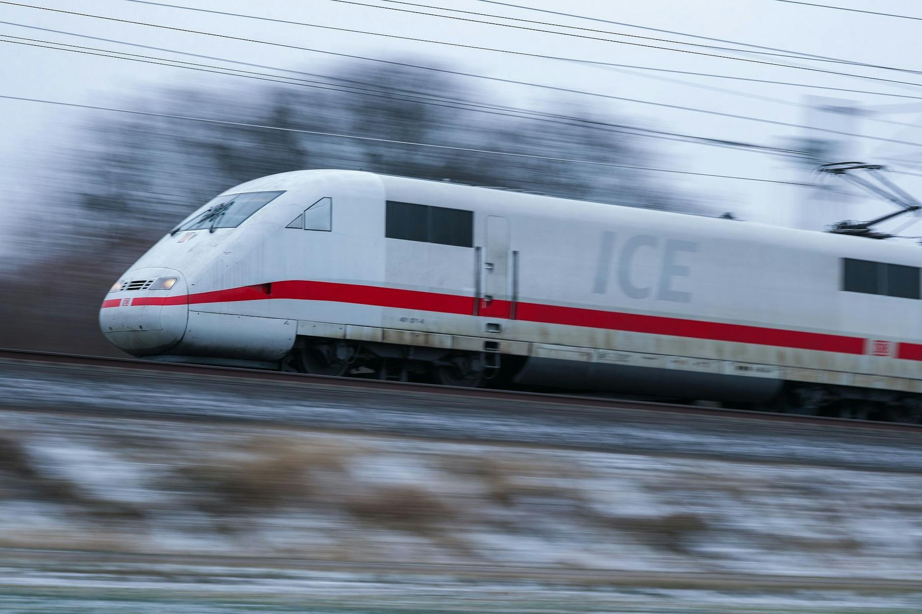 Ein Intercity-Express (ICE) des Typs ICE 1 der Deutschen Bahn in voller Fahrt. Der ICE 653 von Bonn über Köln nach Berlin kommt allerdings immer wieder zu spät.