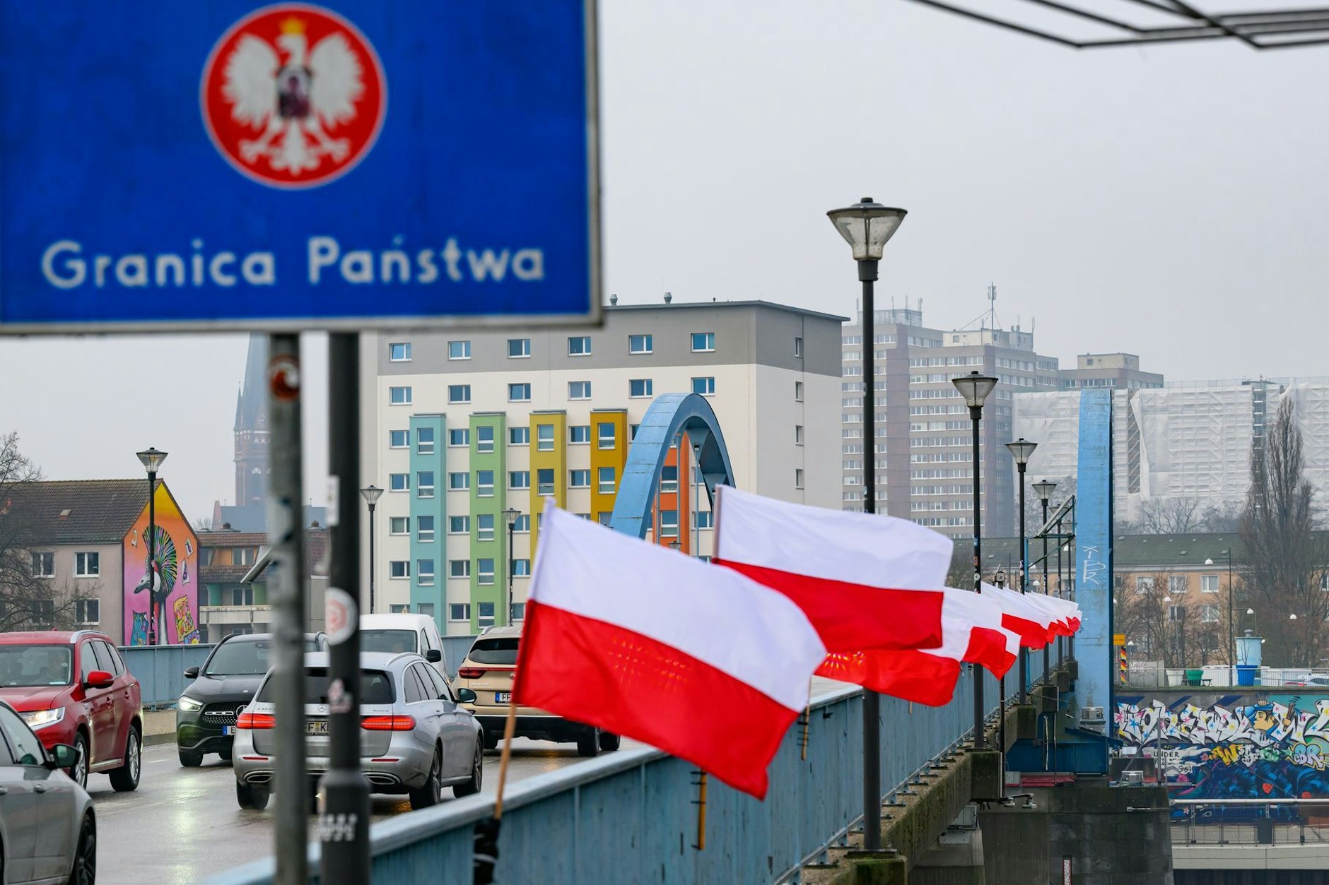 Genau an der Grenze zwischen Deutschland und Polen provozieren illegal aufgehängte polnische Flaggen. 