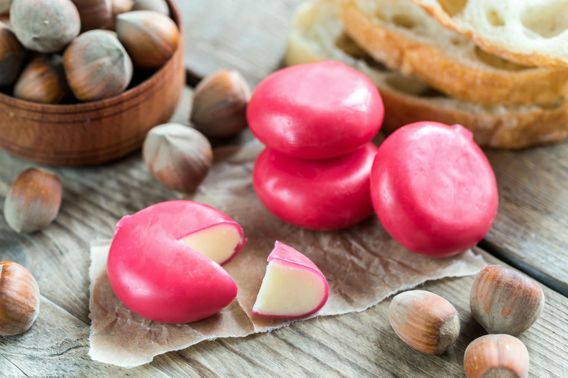 Die Wachshülle bleibt Fans der kleinen Käselaibe erhalten – nur die äußere Schicht wird zukünftig aus Papier gemacht.