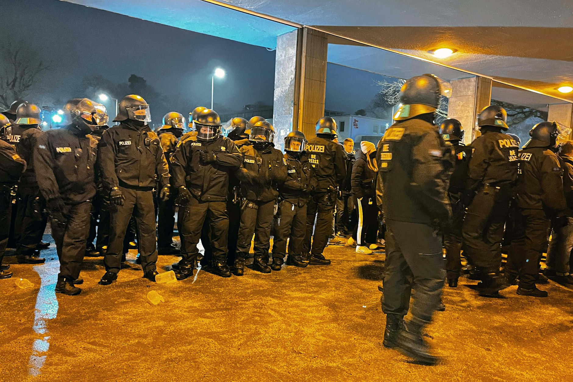 Über den massiven Polizeieinsatz mit Pfefferspray am Eingang der Ostkurve machen sich die Hertha-Bosse sorgen.