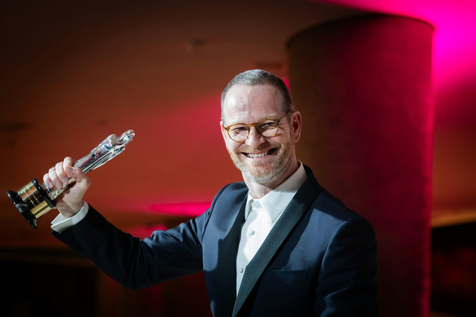 Joachim Trier wird beim 38. Europäischen Filmpreis im Haus der Kulturen der Welt in der Kategorie „European Discovery“ und „European Director“ ausgezeichnet.