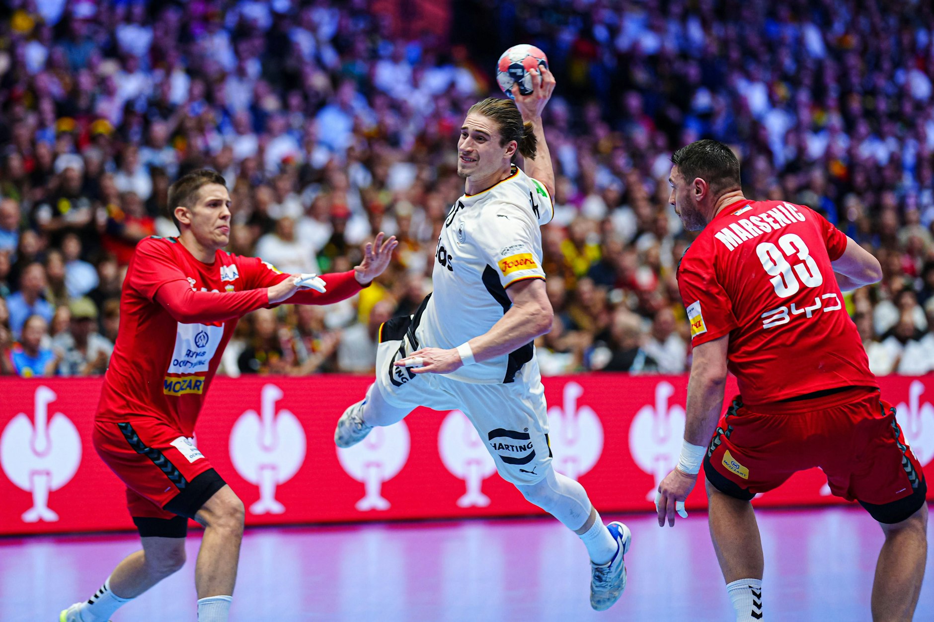 Ein wichtiges Tor von Juri Knorr gegen Serbien würde nicht anerkannt, weil Trainer Alfred Gislason zu früh eine Auszeit forderte.