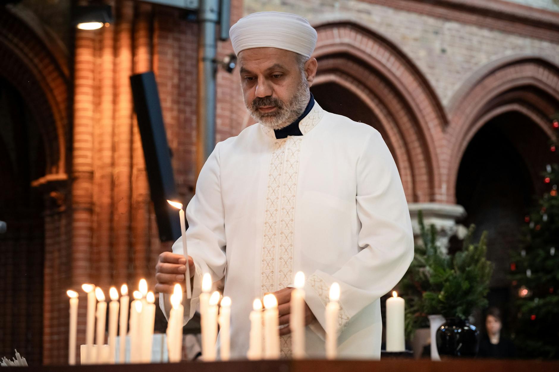 Murat Gül, Präsident der islamischen Förderation Berlin, rezitierte während der Trauerfeier eine Sure.