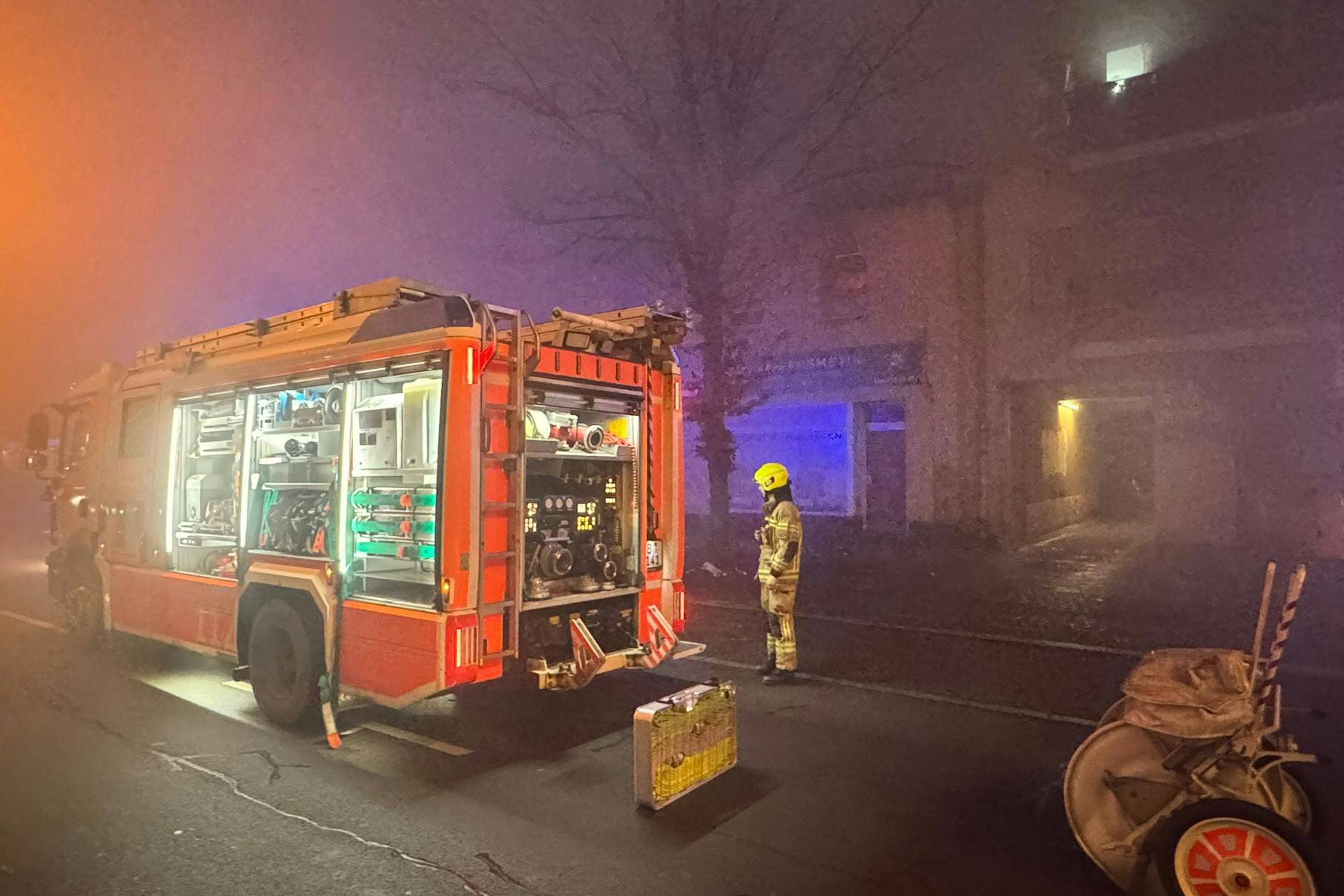 In der Residenzstraße 141 in Berlin-Reinickendorf brannte eine Wohnung. Die Straße war komplett verraucht und musste in beiden Fahrtrichtungen gesperrt weden.