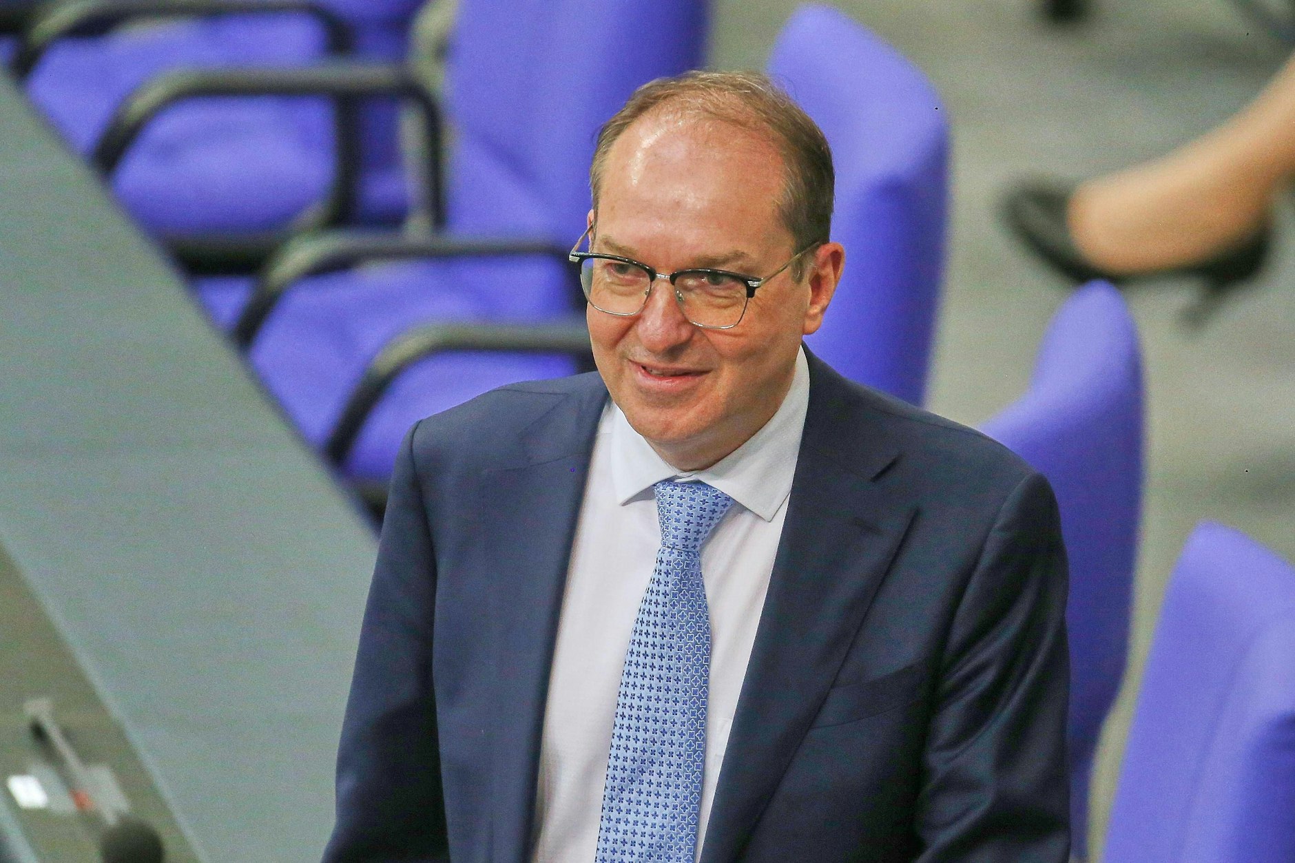 Bundesinnenminister Alexander Dobrindt spricht sich für eine Belohnung für Hinweise zur Ergreifung der Strom-Saboteure aus.