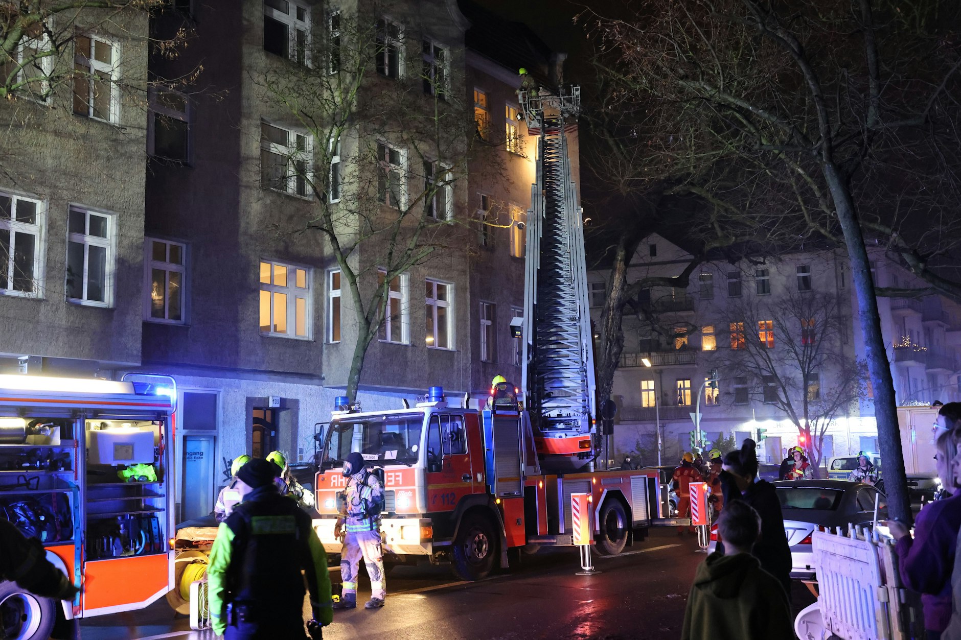 Bei den Löscharbeiten in der Provinzstraße kam auch eine Drehleiter der Feuerwehr zum Einsatz. 