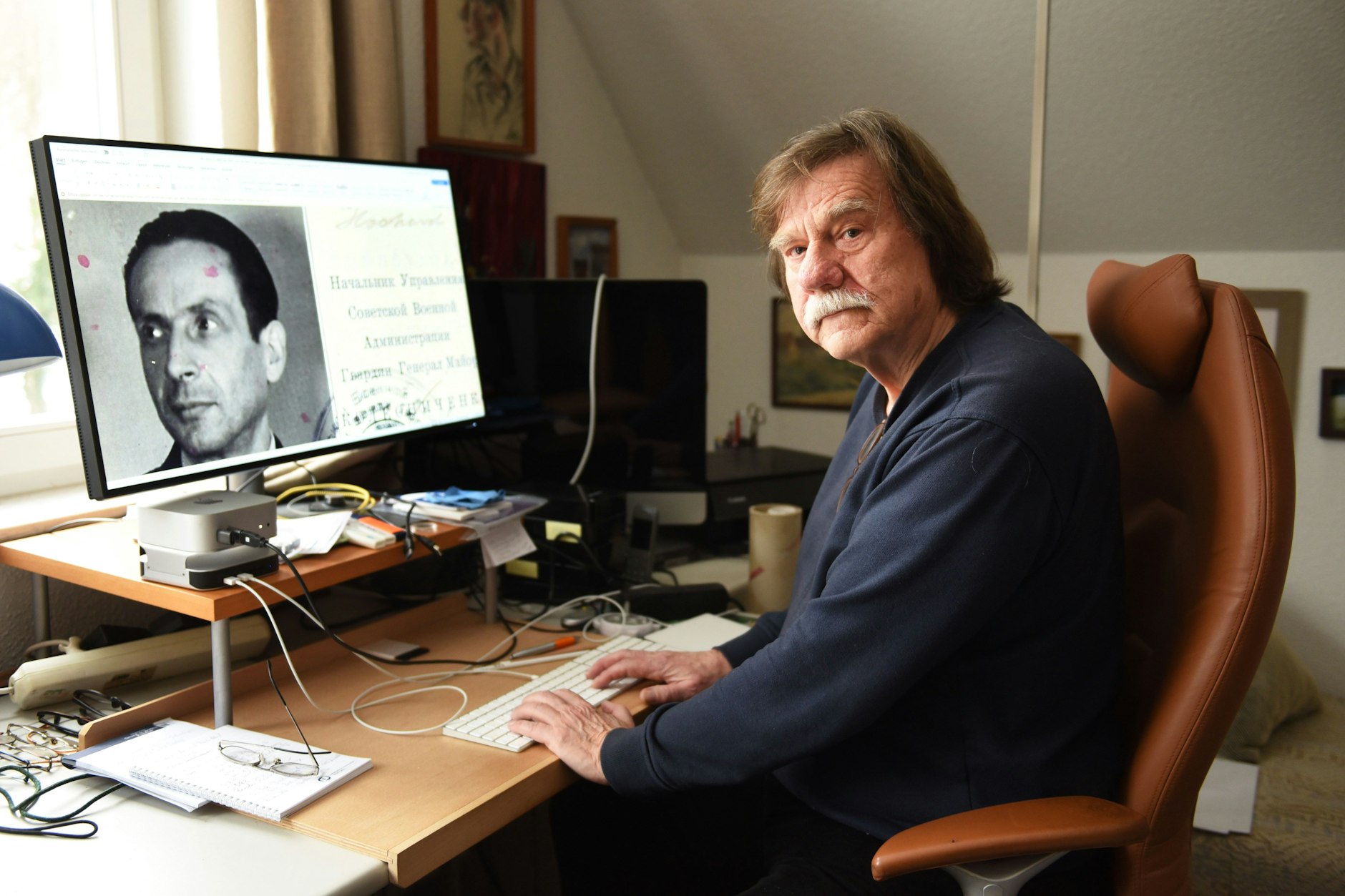 Michael Achilles, Enkel des Zentrag-Generaldirektors Paul Hockardt (Foto auf dem Bildschirm), hat die Geschichte des SED-Vermögensverwalters erforscht.