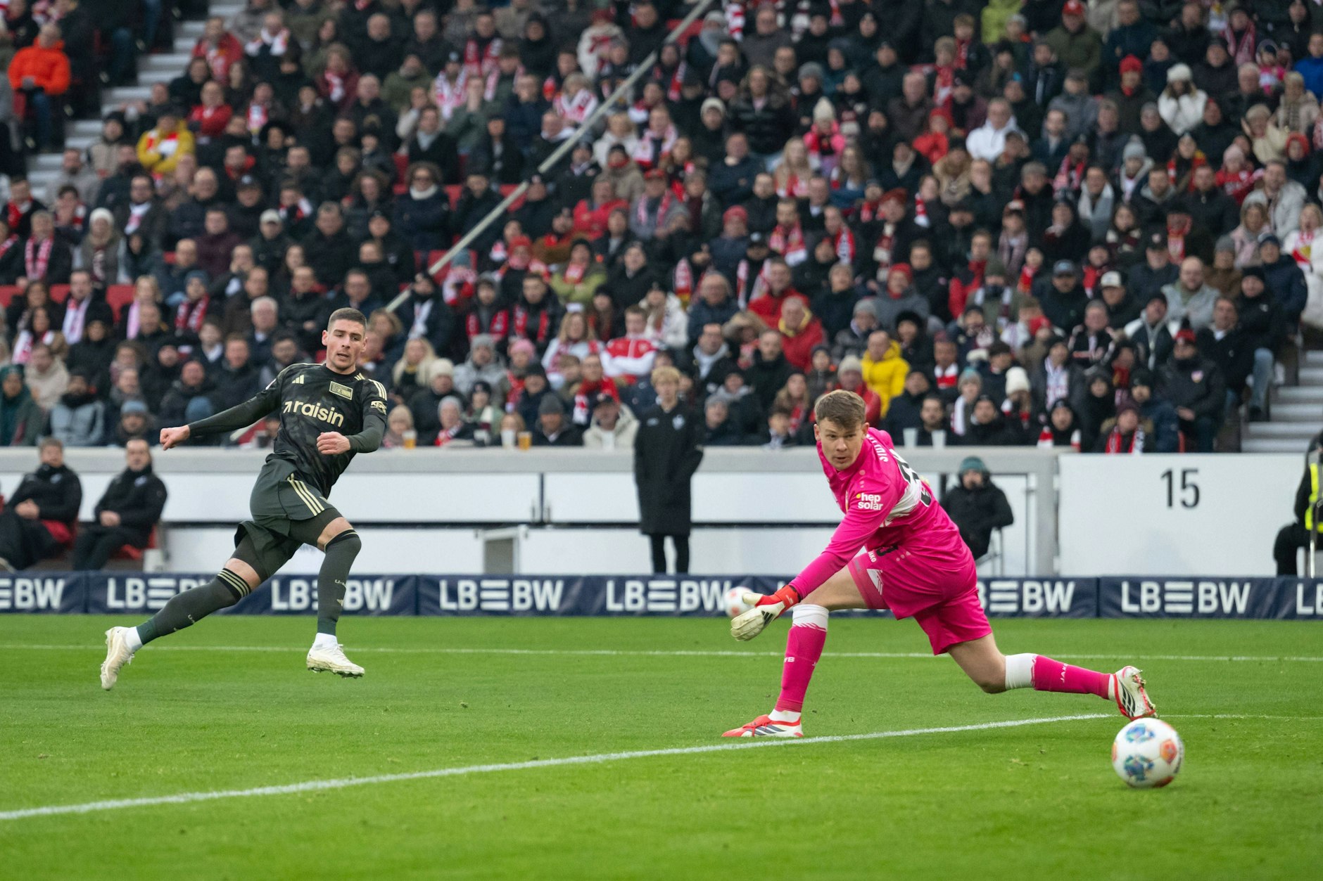Andrej Ilic hat die Führung für den 1. FC Union Berlin in Stuttgart auf dem Fuß. Der Serbe trifft in der 14. Minute aber nur den Außenpfosten.