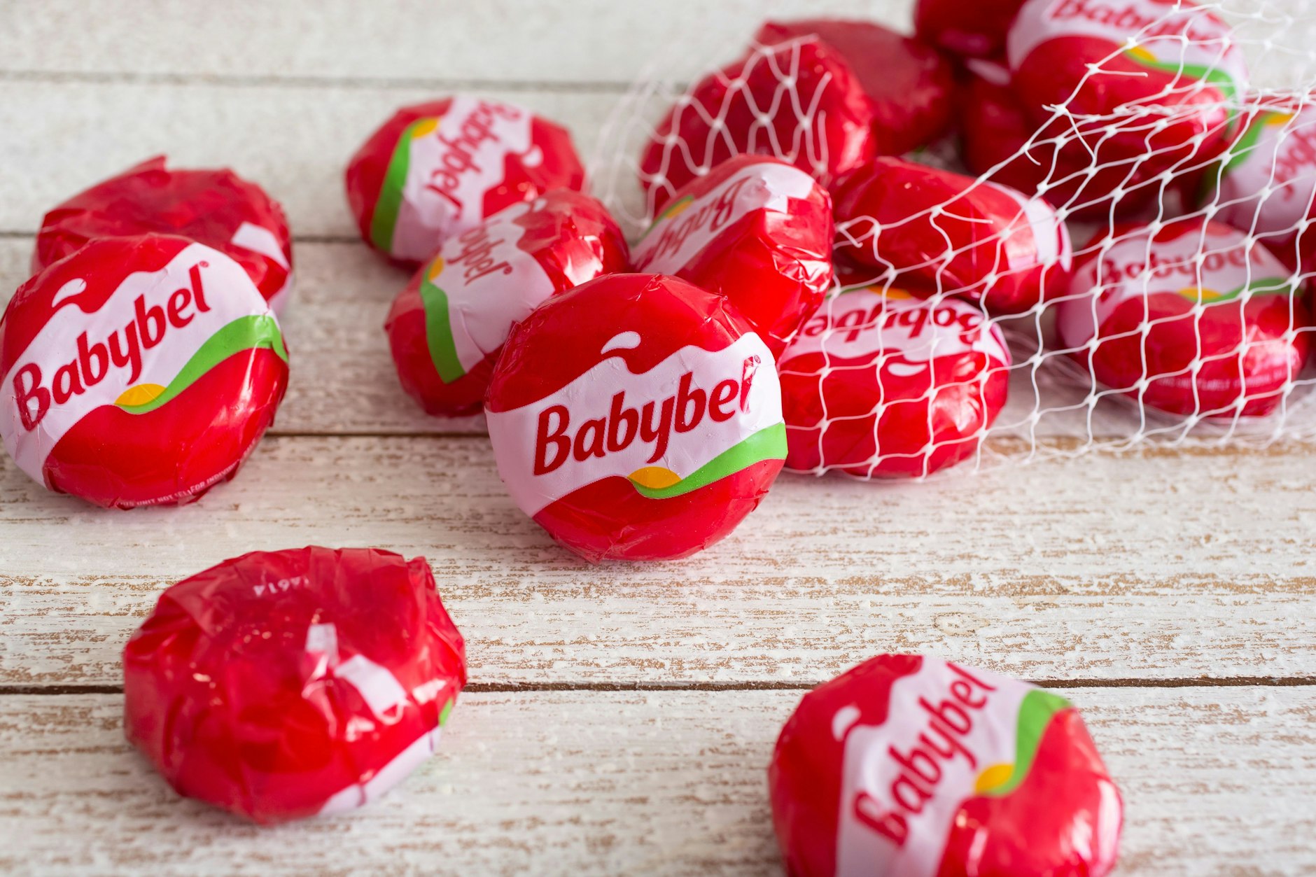 Den Käse der Marke Babybel kennt wohl jeder. Zukünftig sollen die kleinen Laibe in Papier eingewickelt sein.