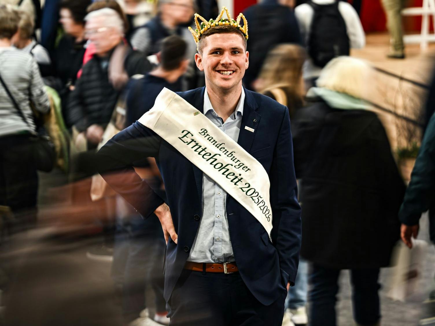 Christian Braune, die Brandenburger Erntehoheit 2025/26, steht in der Brandenburg-Halle auf der 90. Internationalen Grünen Woche.
