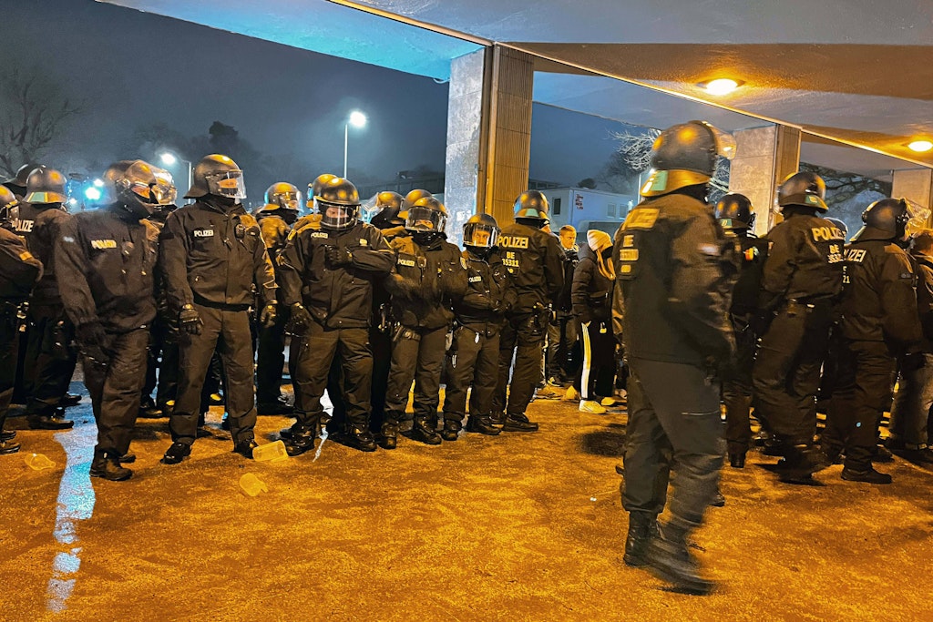 52 Verletzte bei Hertha gegen Schalke: Verein kündigt Aufarbeitung an