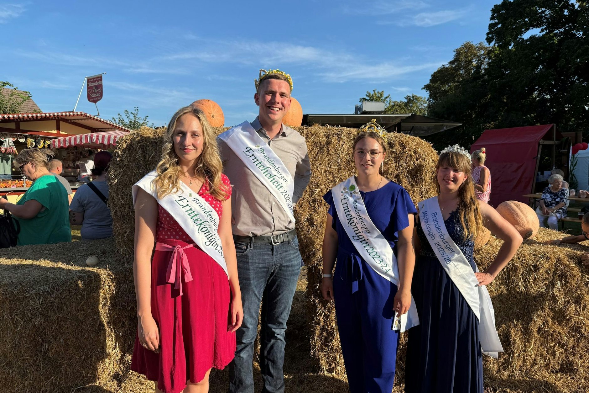Im September wurde Landwirt Christian Braune zur Brandenburger Erntehoheit gewählt. Neben ihm stehen Theresia Ruffert (l.), Erntekönigin 2019-2022, Pauline Hirschberg (2.v.r),  Erntekönigin 2022-2024, und Lara Vollbort, amtierende Milchkönigin.