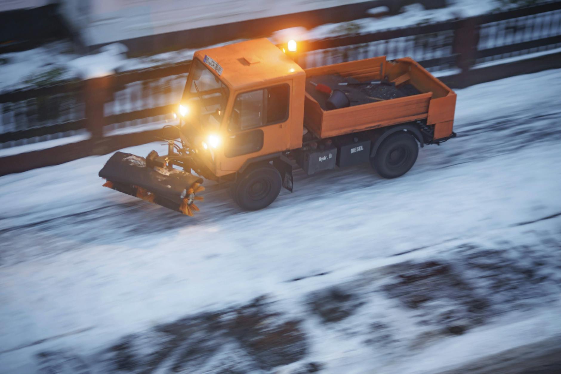 Muss der Winterdienst in diesem Jahr noch einmal durch Berlin fahren? Im Moment sieht es nicht danach aus: Es wird zwar kalt, doch der Niederschlag fehlt - und damit auch der Schnee.