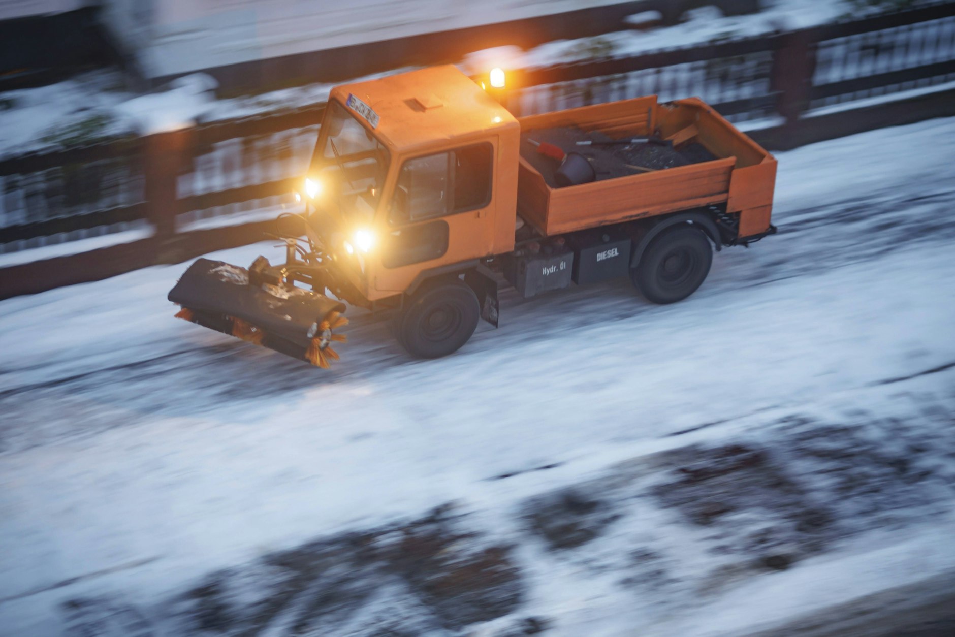 Muss der Winterdienst in diesem Jahr noch einmal durch Berlin fahren? Im Moment sieht es nicht danach aus: Es wird zwar kalt, doch der Niederschlag fehlt - und damit auch der Schnee.
