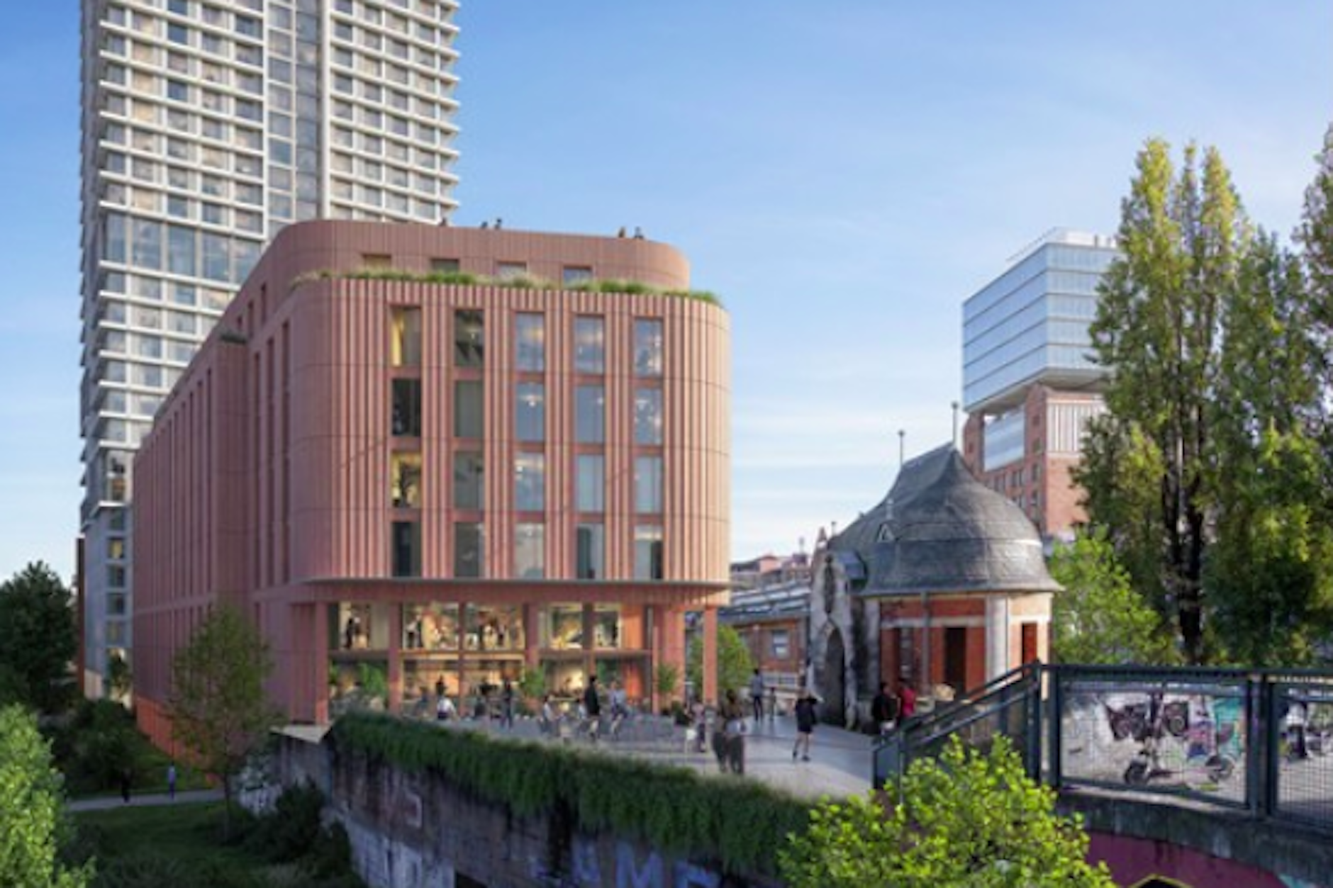 Der Wohnturm (l.) von der Warschauer Brücke aus gesehen. Rechts der Narva-Turm