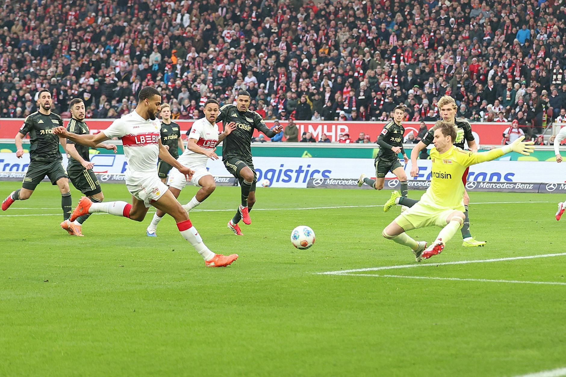 Union-Keeper Frederik Rönnow ist in der Anfangsphase hellwach und hält gegen Stuttgarts Vagnoman.