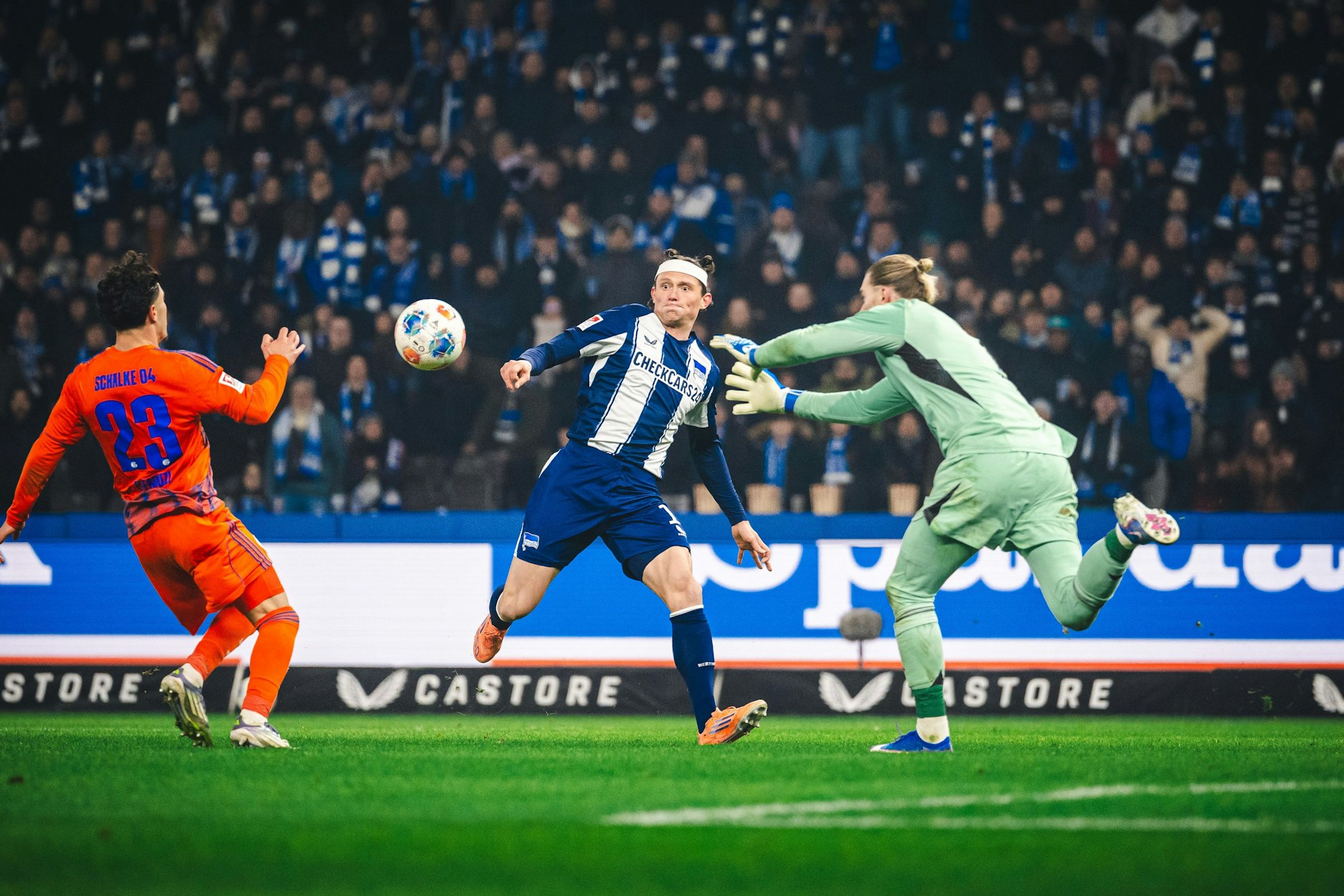 Herthas Fabian Reese holt zum Schuss aus, doch Schalkes Keeper Loris Karius fing den Ball mit den Händen ab. 