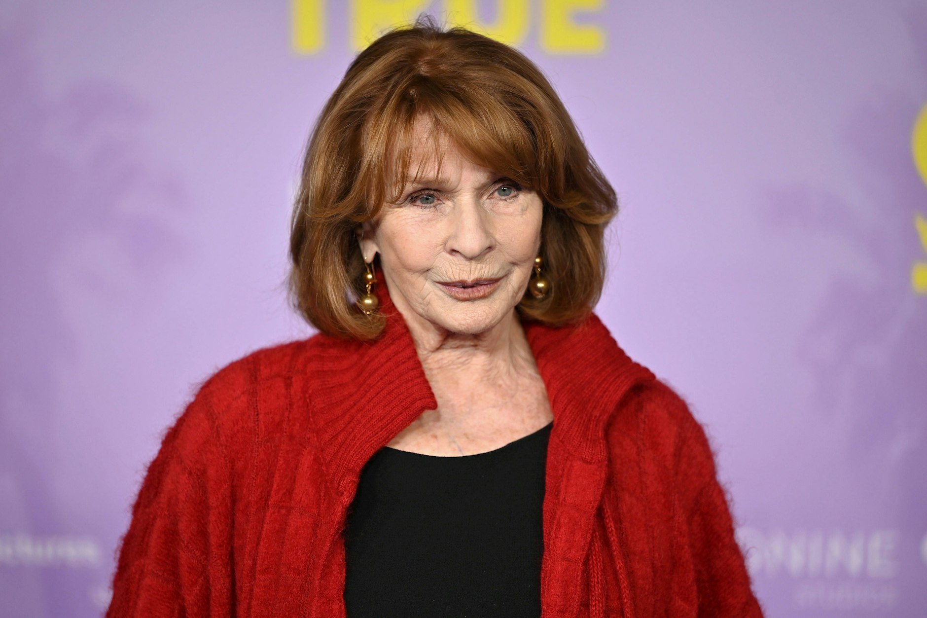 Bei der Probe für eine Veranstaltung stürzte Senta Berger – sie musste in einem Krankenhaus notoperiert werden.