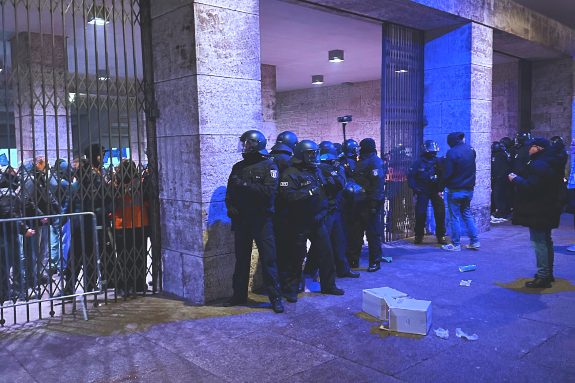 Polizeibeamte am Einlass zur Ostkurve des Olympiastadions. Hier gab es Auseinandersetzungen mit Hertha-Fans.