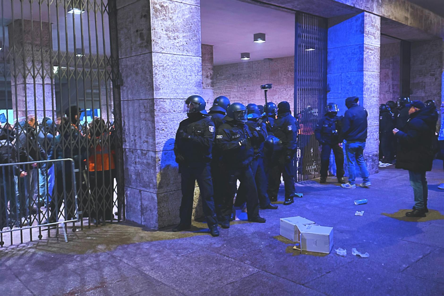 Pfefferspray, 52 Verletzte! Fans geben Innensenatorin Spranger die Schuld