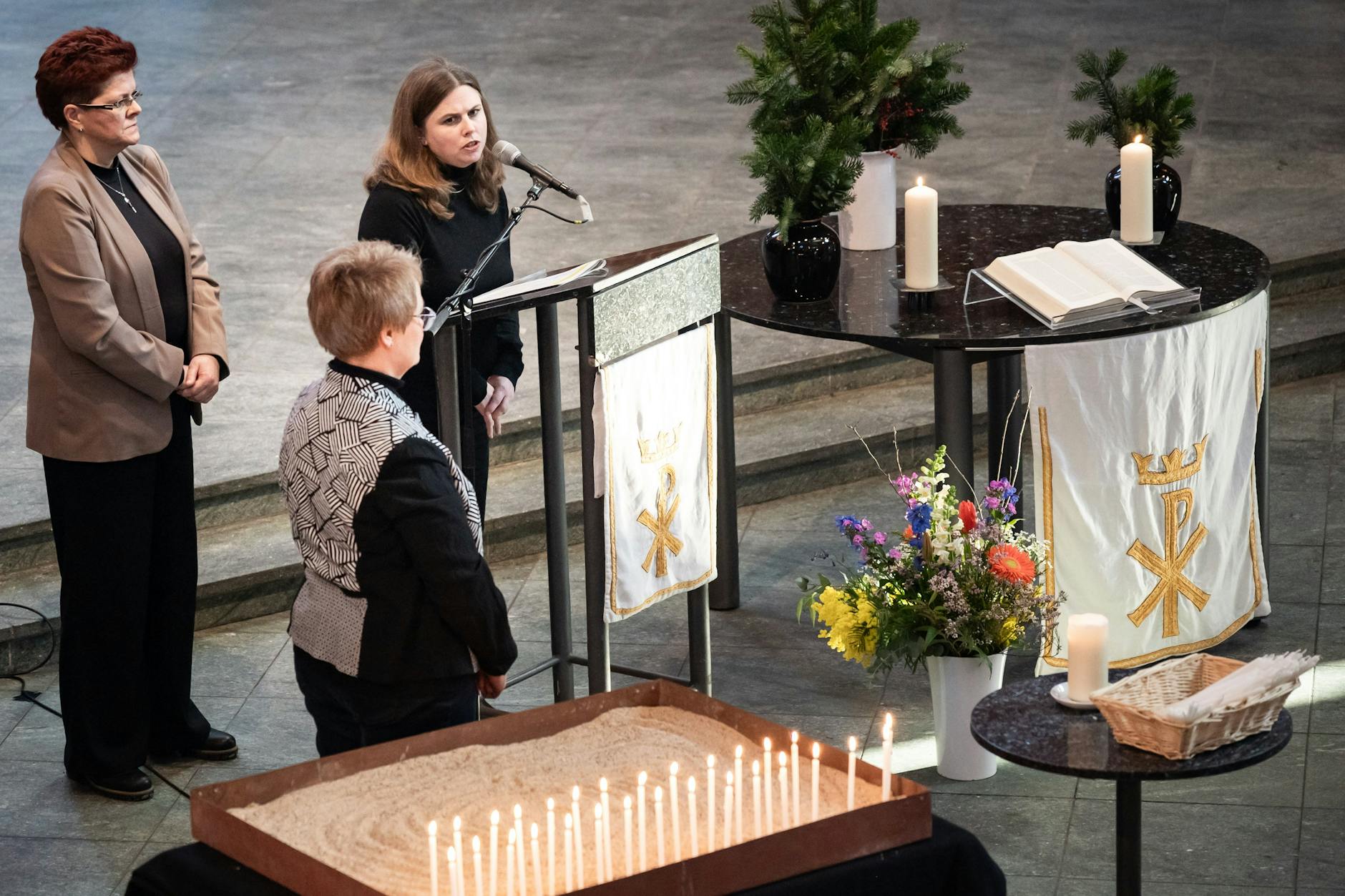 Bürgermeisterin Clara Herrmann (r.) verliest mit Kerstin Greunke (l./Humanistischer Verband) Namen von Verstorbenen. Vorne Regine Sommer-Wetter, die stellvertretende Bürgermeisterin.