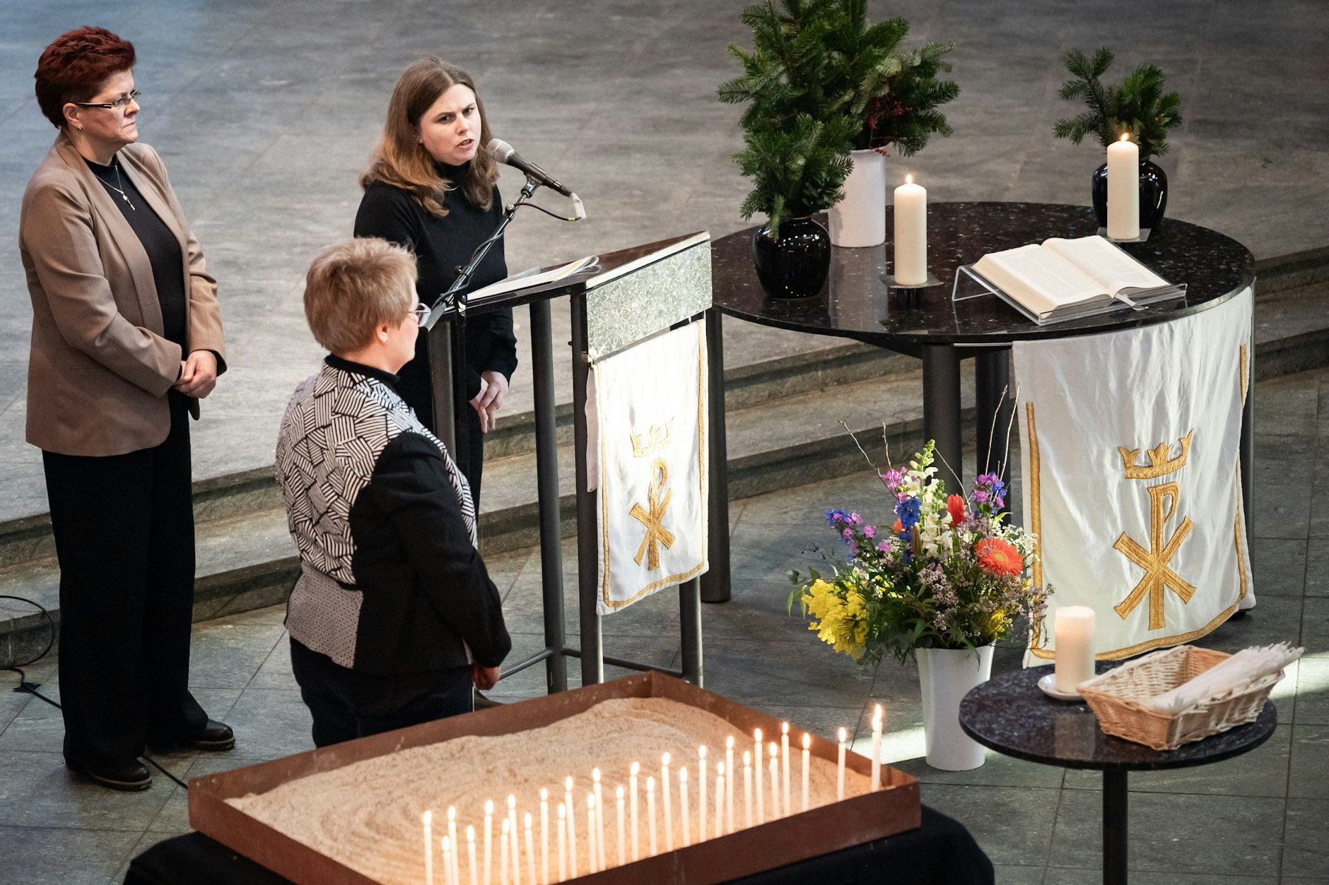 Bürgermeisterin Clara Herrmann (r.) verliest mit Kerstin Greunke (l./Humanistischer Verband) Namen von Verstorbenen. Vorne Regine Sommer-Wetter, die stellvertretende Bürgermeisterin.