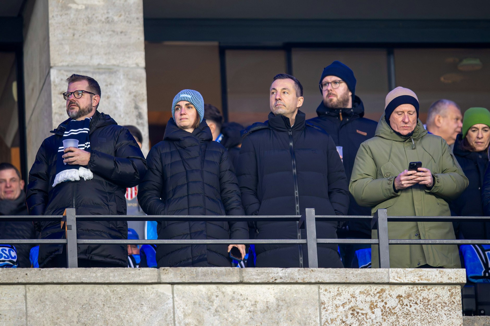 Hertha-Präsident Fabian Drescher, Vizepräsidentin Anne Noske und die beiden Geschäftsführer Ralf Huschen und Dr. Peter Görlich schauten beim Heimspiel gegen Schalke mit Sorge Richtung Ostkurve.