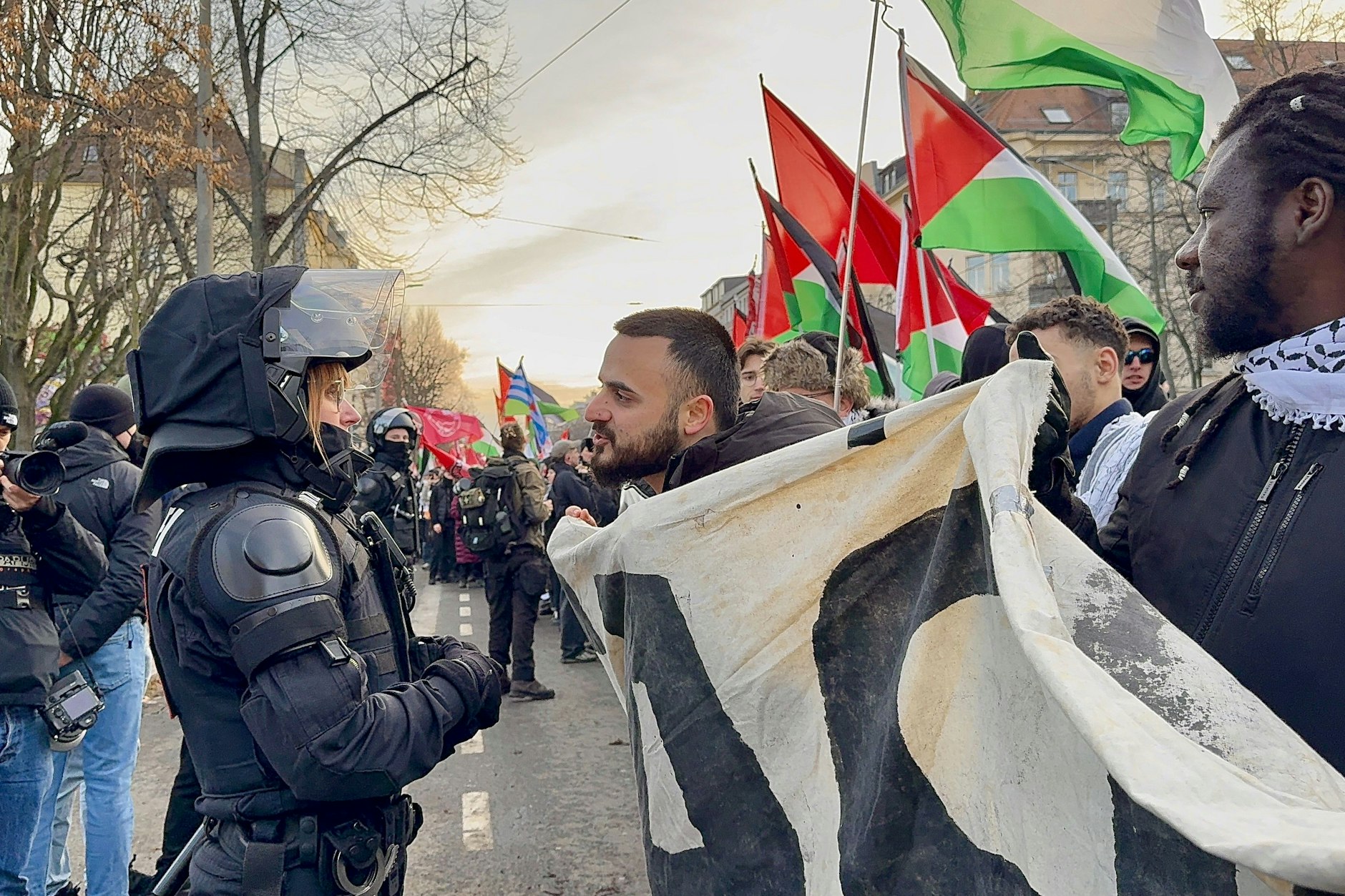 Leipzig: Hitziges Gespräch zwischen einem Pro-Palästina-Demonstranten und einer Polizistin.