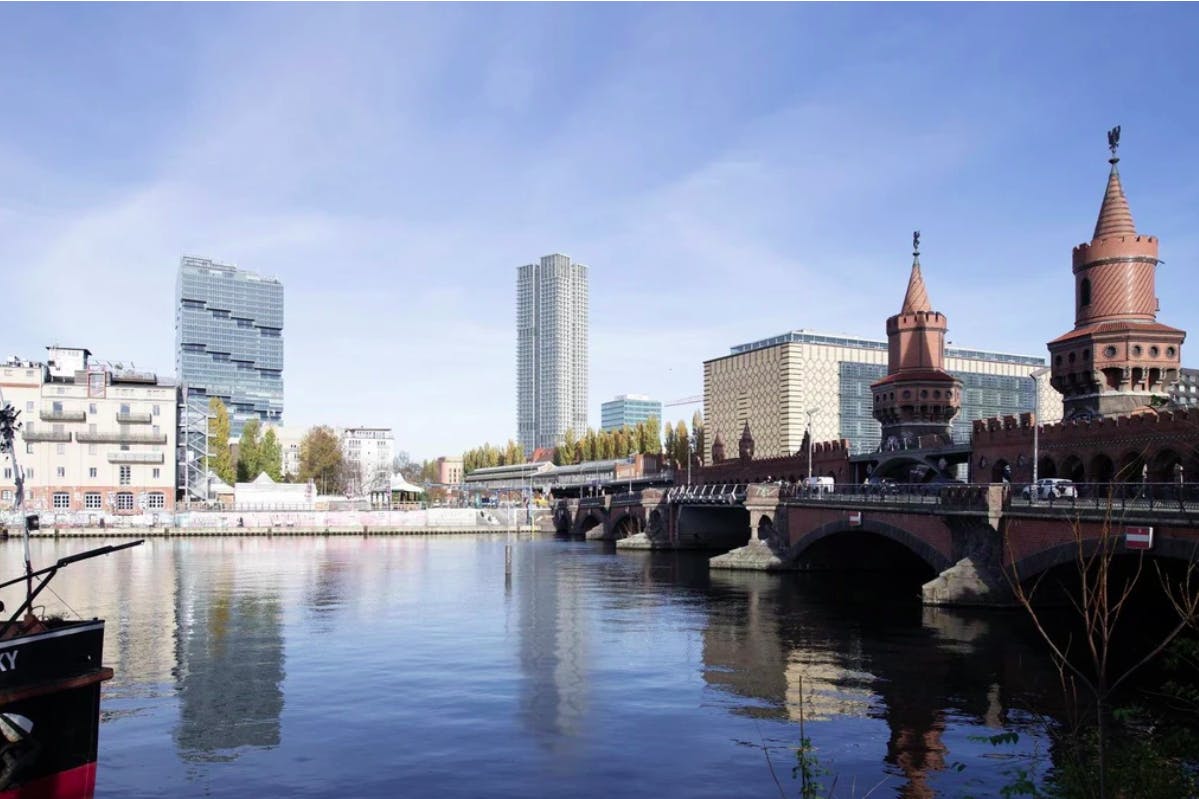 Blick auf den geplanten Wohnturm (Mitte) vom Kreuzberger Spreeufer aus. Rechts die Oberbaumbrücke