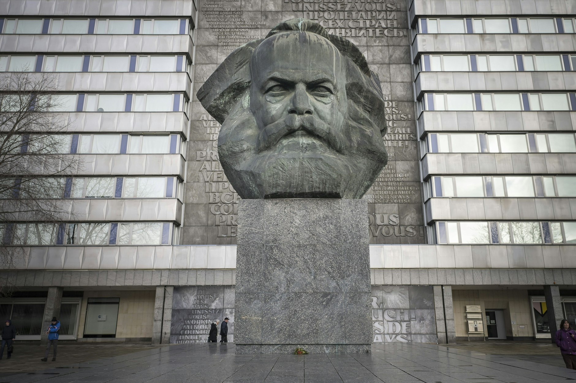 Der berühmte Nischel in Chemnitz. Der Kopf von Karl Marx soll jetzt aufgehübscht werden, dafür wird die Schädeldecke geöffnet.