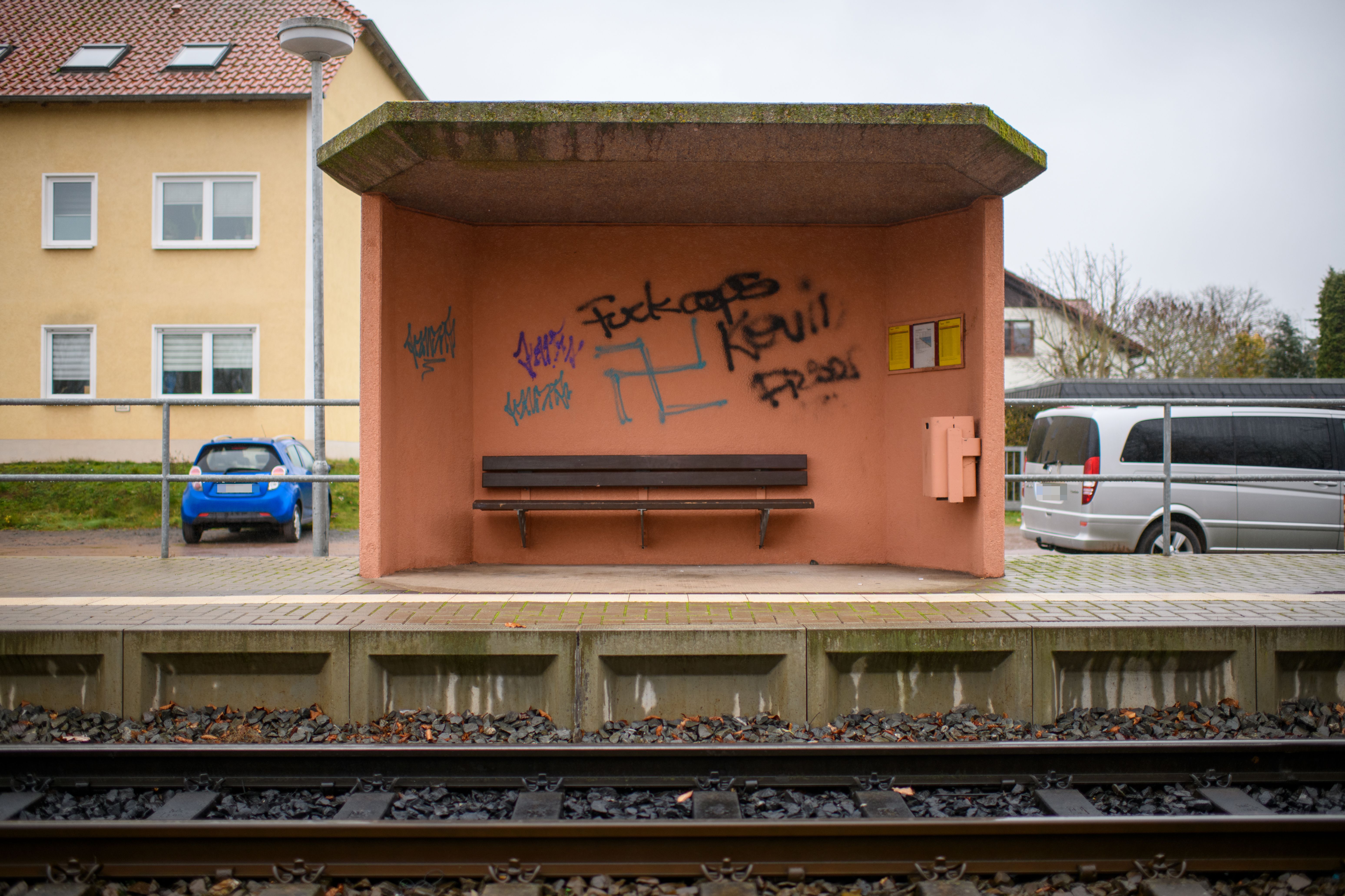 Dummheit und Strafe: So reagiert die Thüringer Regierung auf Hakenkreuze in Schulen