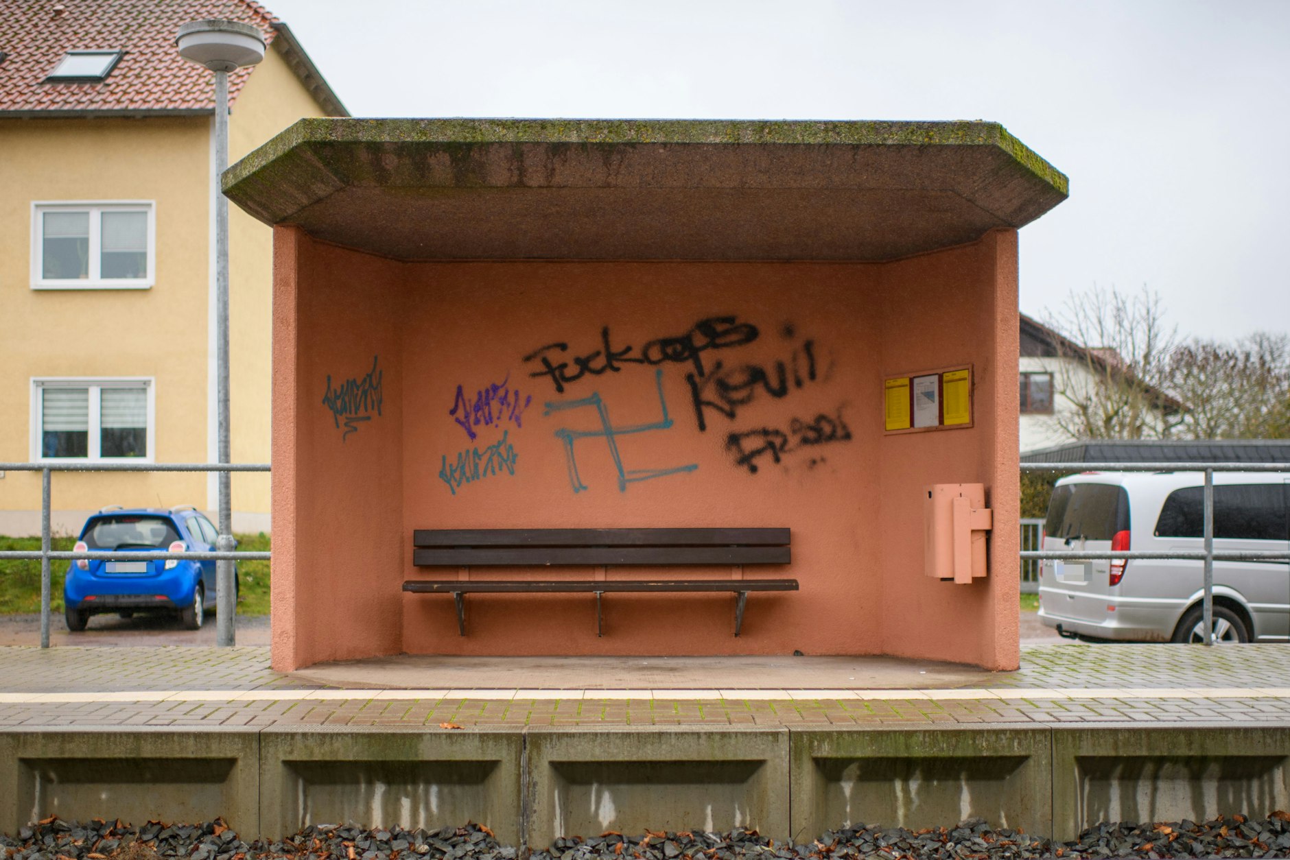 Haltestelle mit Graffiti in Nordhausen